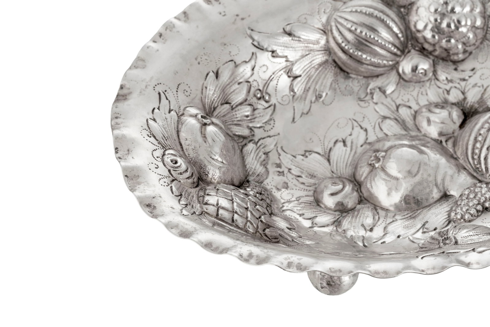 Ensemble de 2 plats et 1 coupe quadripode ovales en argent repoussé, Allemagne, XVIIIe-XIXe s., - 3