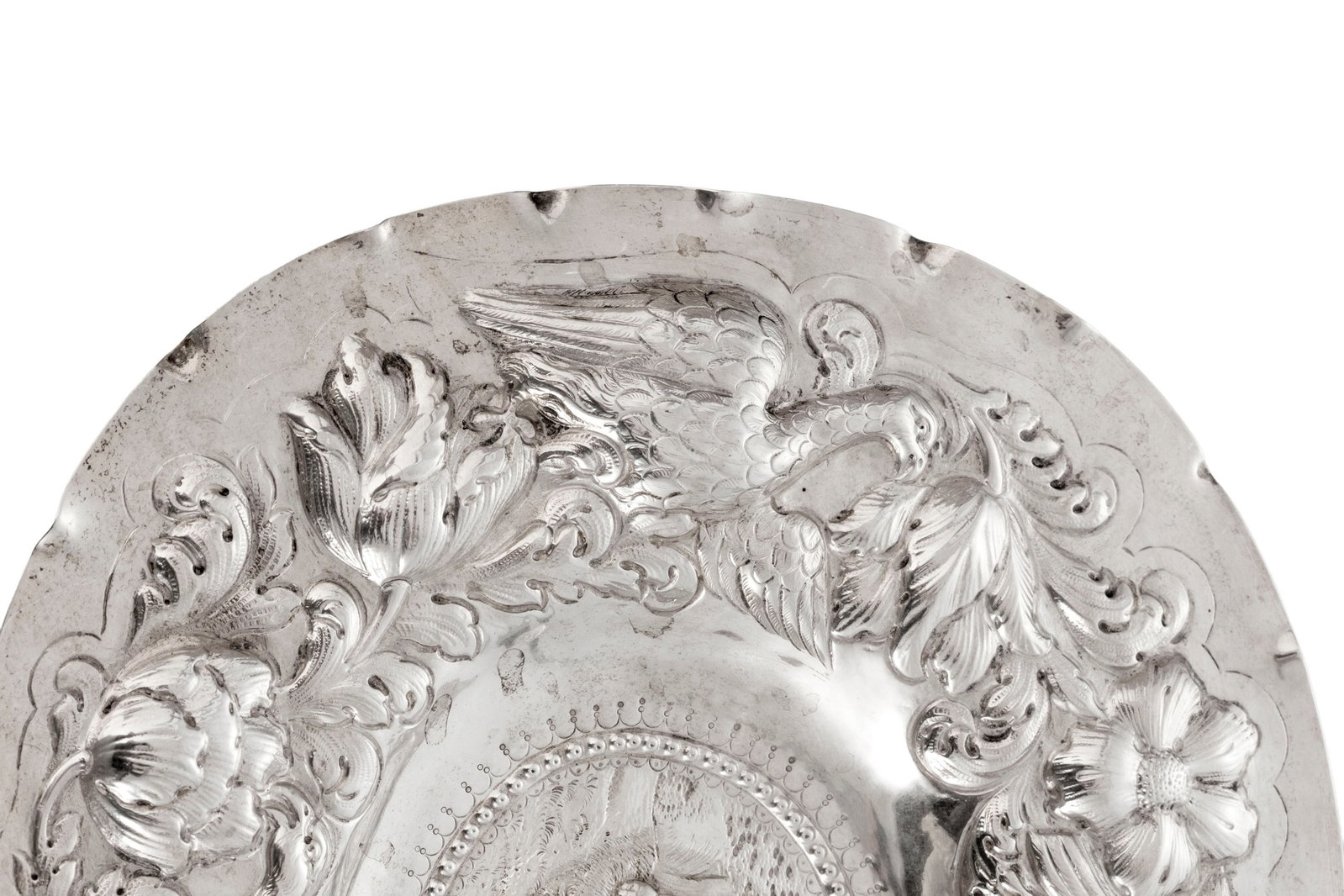Ensemble de 2 plats et 1 coupe quadripode ovales en argent repoussé, Allemagne, XVIIIe-XIXe s., - 4