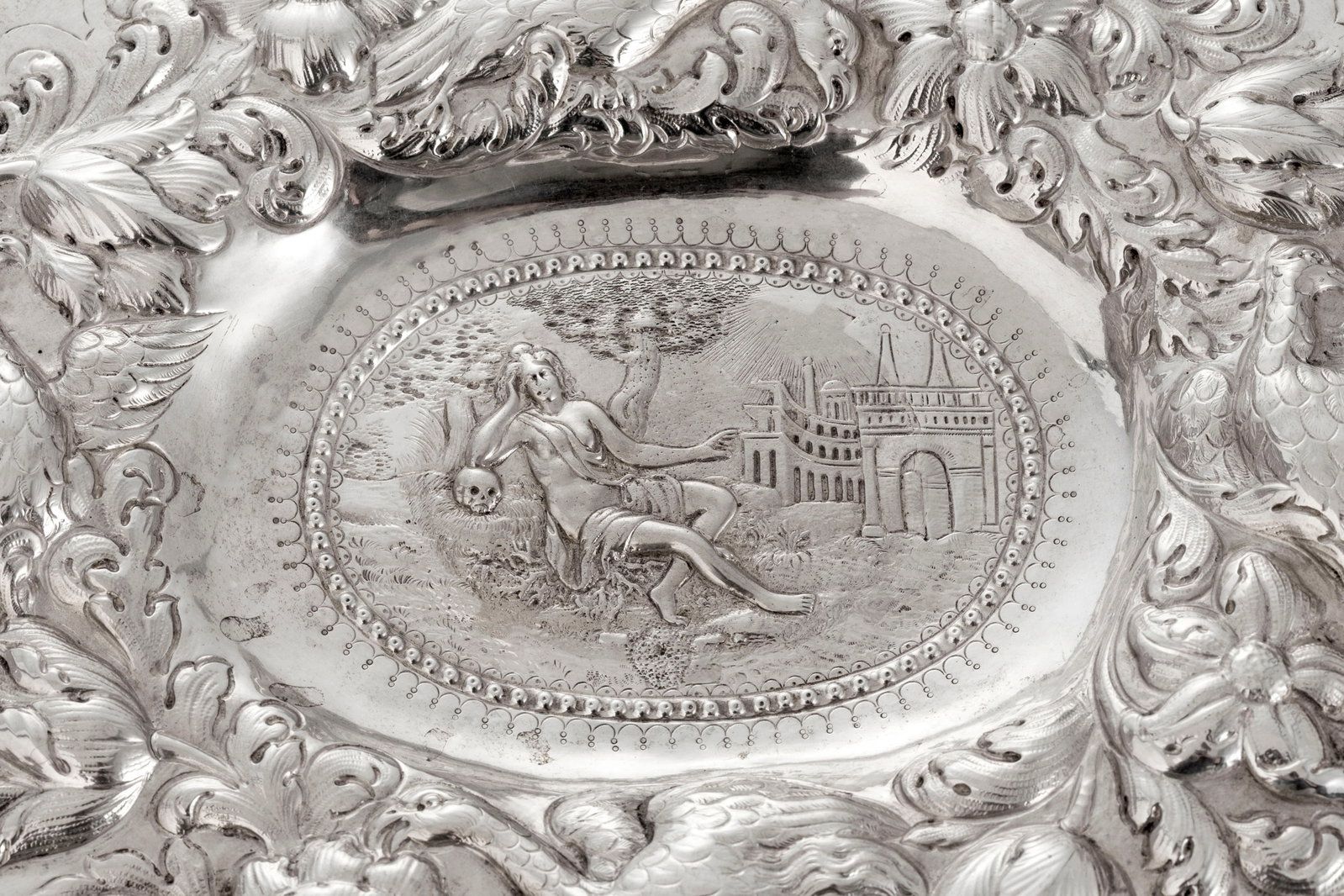 Ensemble de 2 plats et 1 coupe quadripode ovales en argent repoussé, Allemagne, XVIIIe-XIXe s., - 6