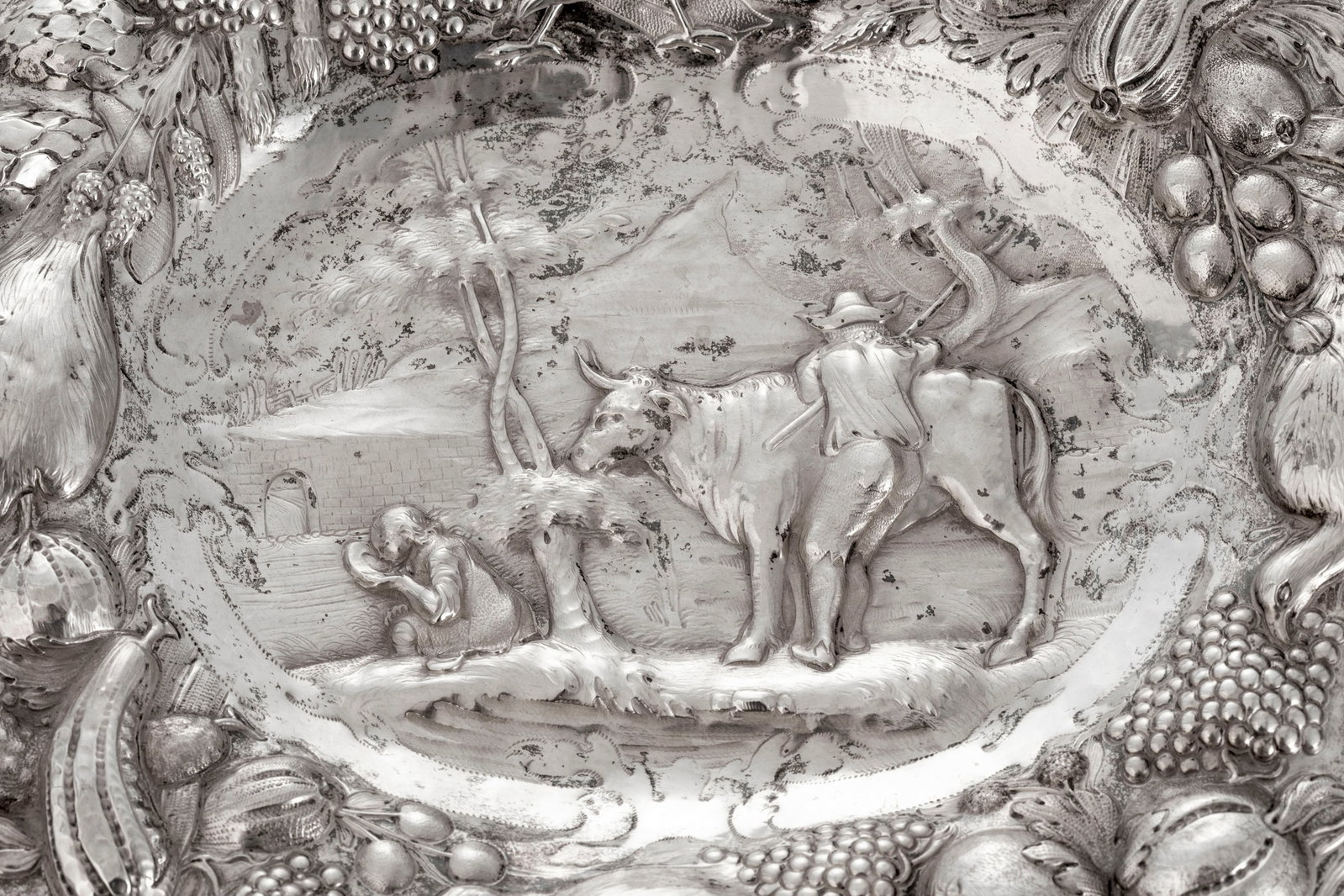 Ensemble de 2 plats et 1 coupe quadripode ovales en argent repoussé, Allemagne, XVIIIe-XIXe s., - 7