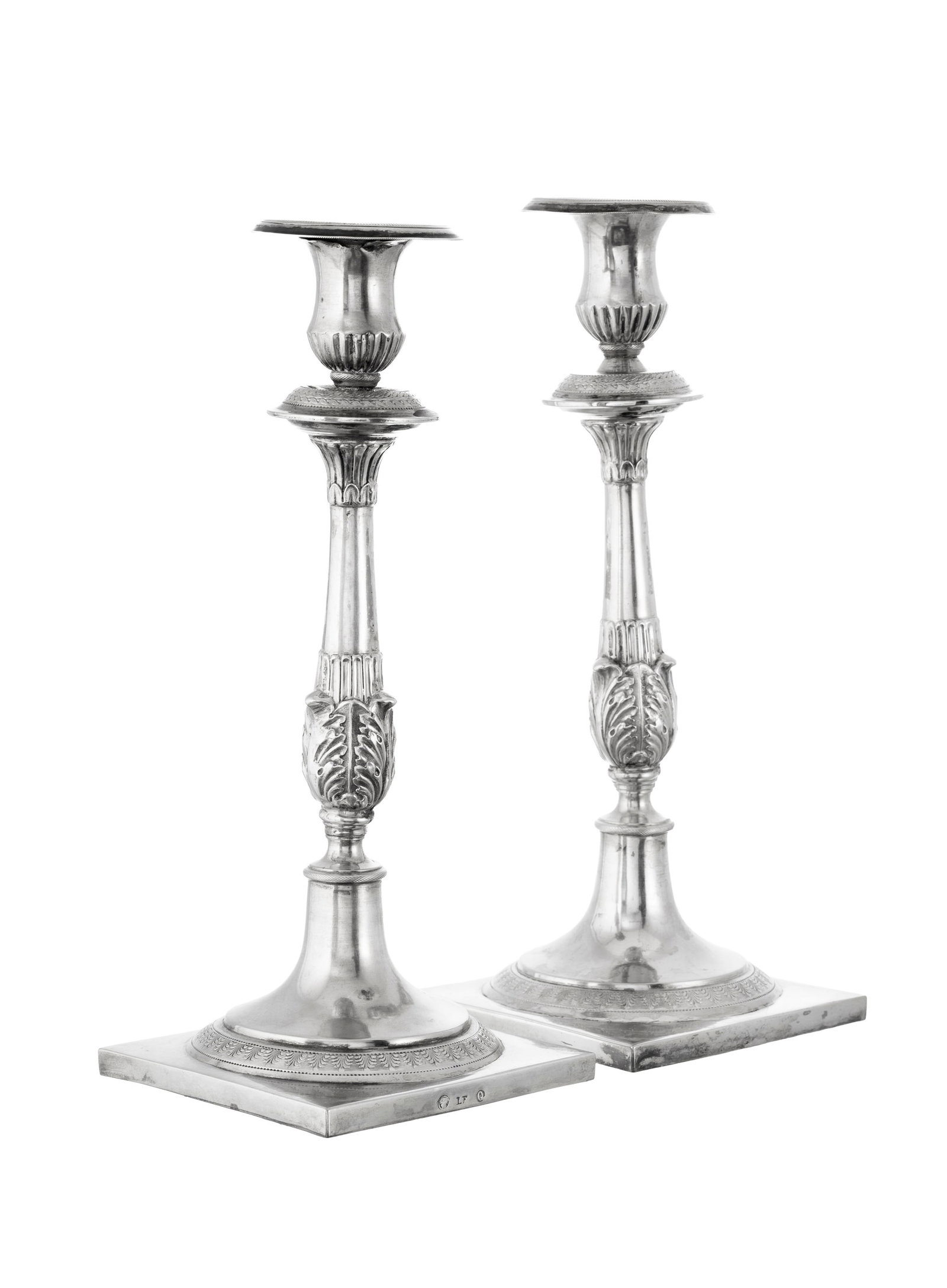 Paire de flambeaux en argent, probablement Venise, XIXe s., à décor de feuillage, h. 25 cm: Paire de flambeaux en argent, probablement Venise, XIXe s., à décor de feuillage, h. 25 cm, 480g Condition microrayures d'usage général manque à un binet et restauration