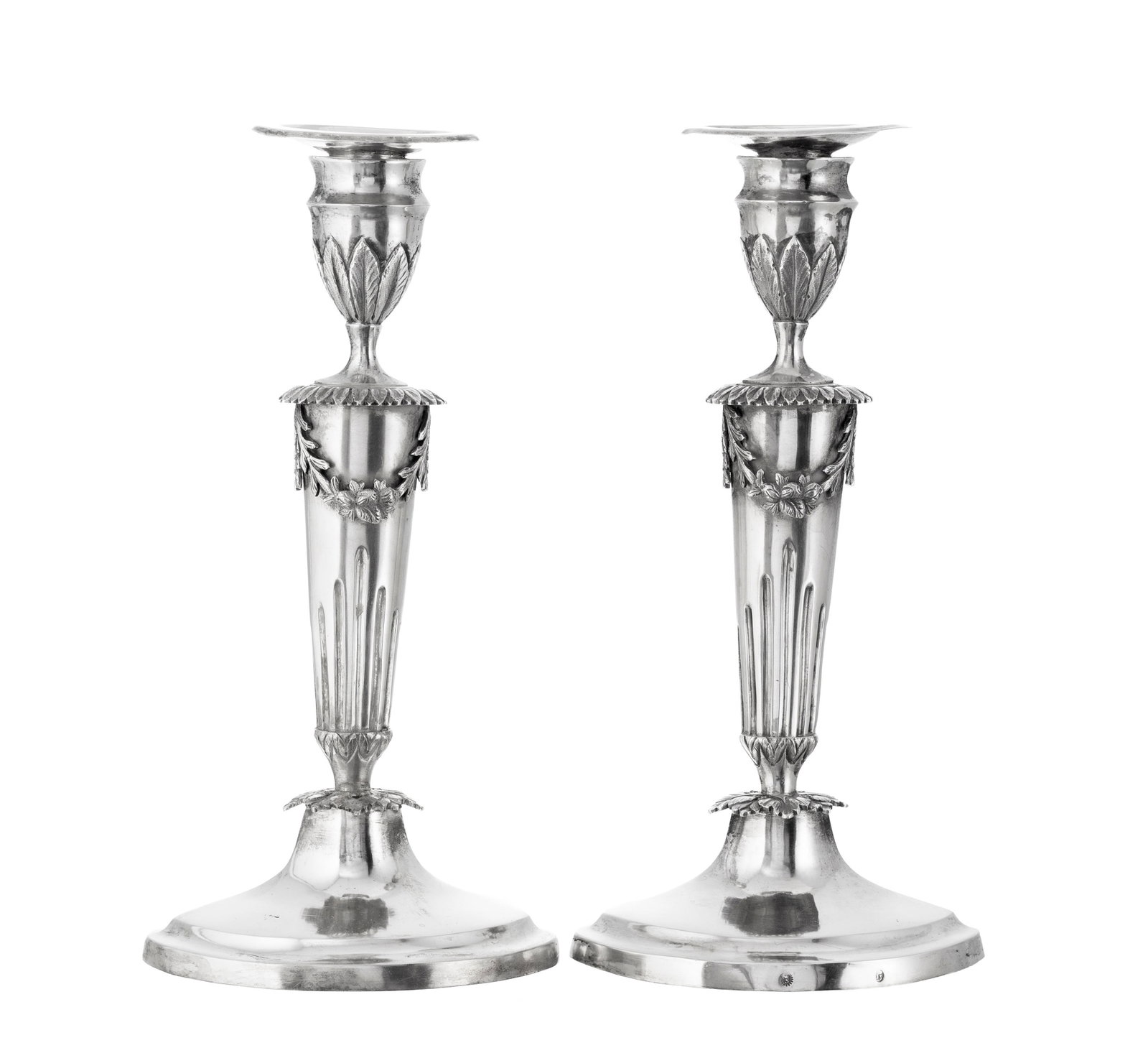 Paire de flambeaux en argent, probablement Autriche ou Allemagne, XIXe s., à décor de feui: Paire de flambeaux en argent, probablement Autriche ou Allemagne, XIXe s., à décor de feuillage, le fût à cannelures à mi-corps, h. 26,5 cm, 680g Condition présence de