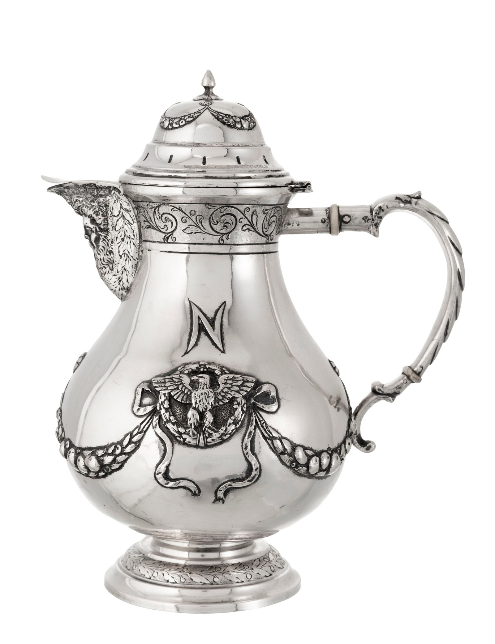 Cafetière en argent, probablement Europe du Nord, XIXe.s, à décor repoussé de gu: Cafetière en argent, probablement Europe du Nord, XIXe.s, à décor repoussé de guirlandes de feuilles avec fruits et aigle dans couronne de feuilles de laurier, gravée d'une
