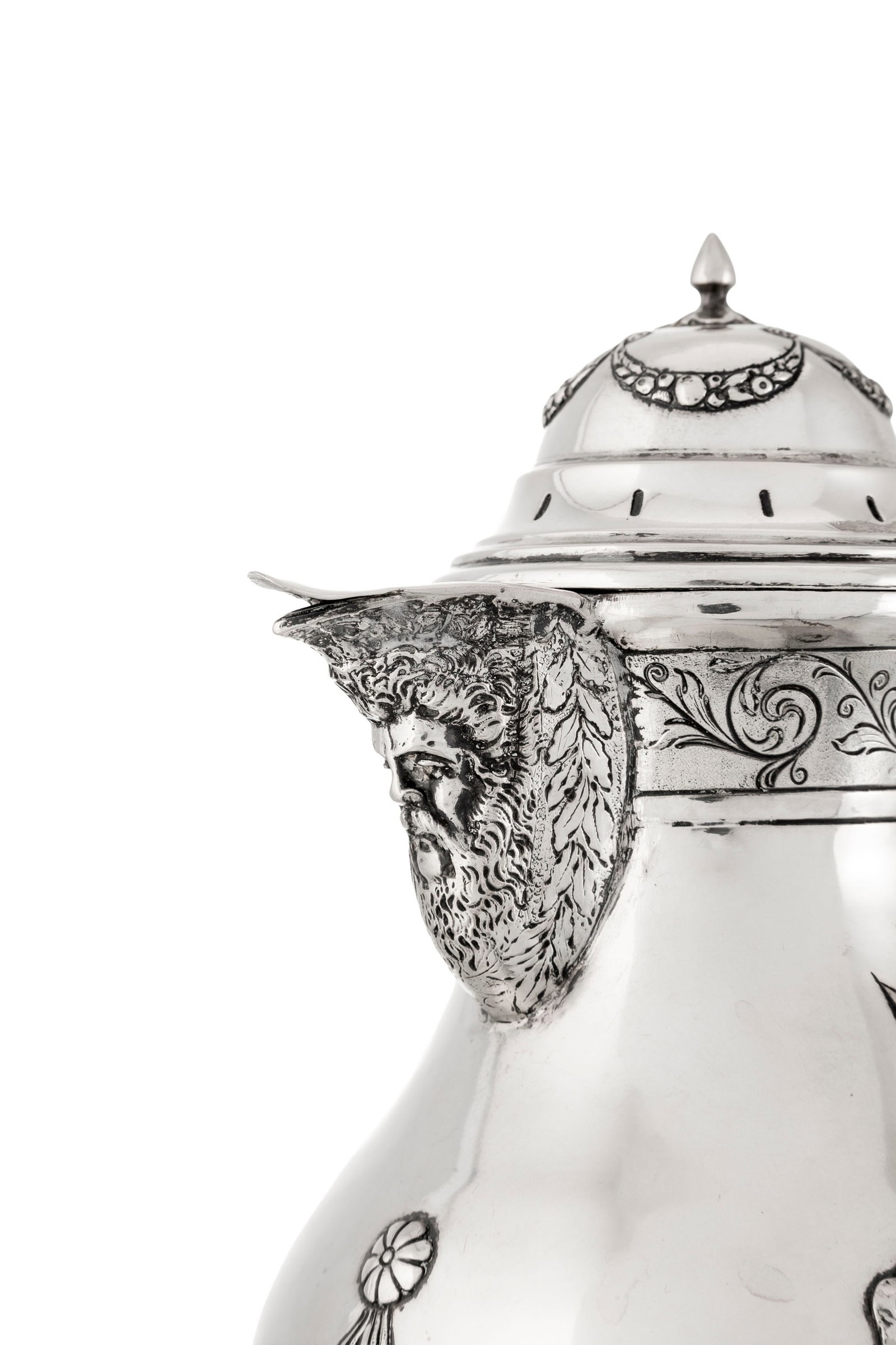 Cafetière en argent, probablement Europe du Nord, XIXe.s, à décor repoussé de gu - 2