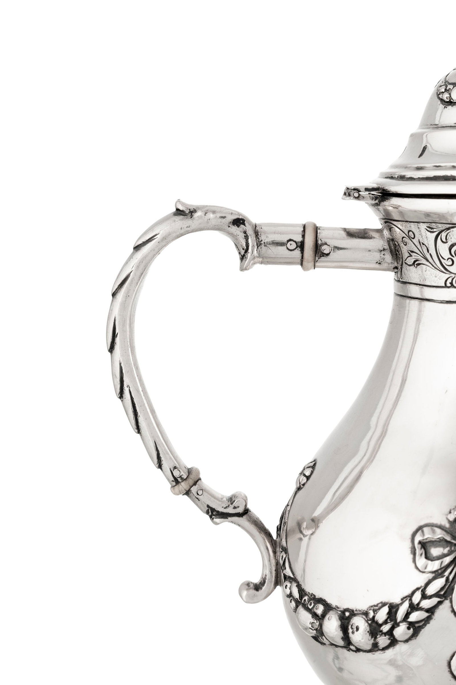 Cafetière en argent, probablement Europe du Nord, XIXe.s, à décor repoussé de gu - 3