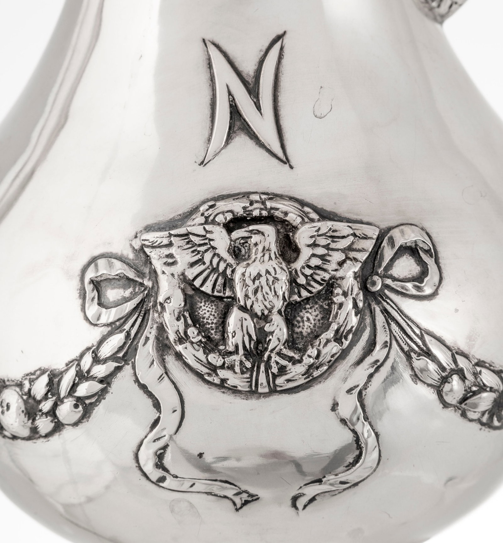 Cafetière en argent, probablement Europe du Nord, XIXe.s, à décor repoussé de gu - 4