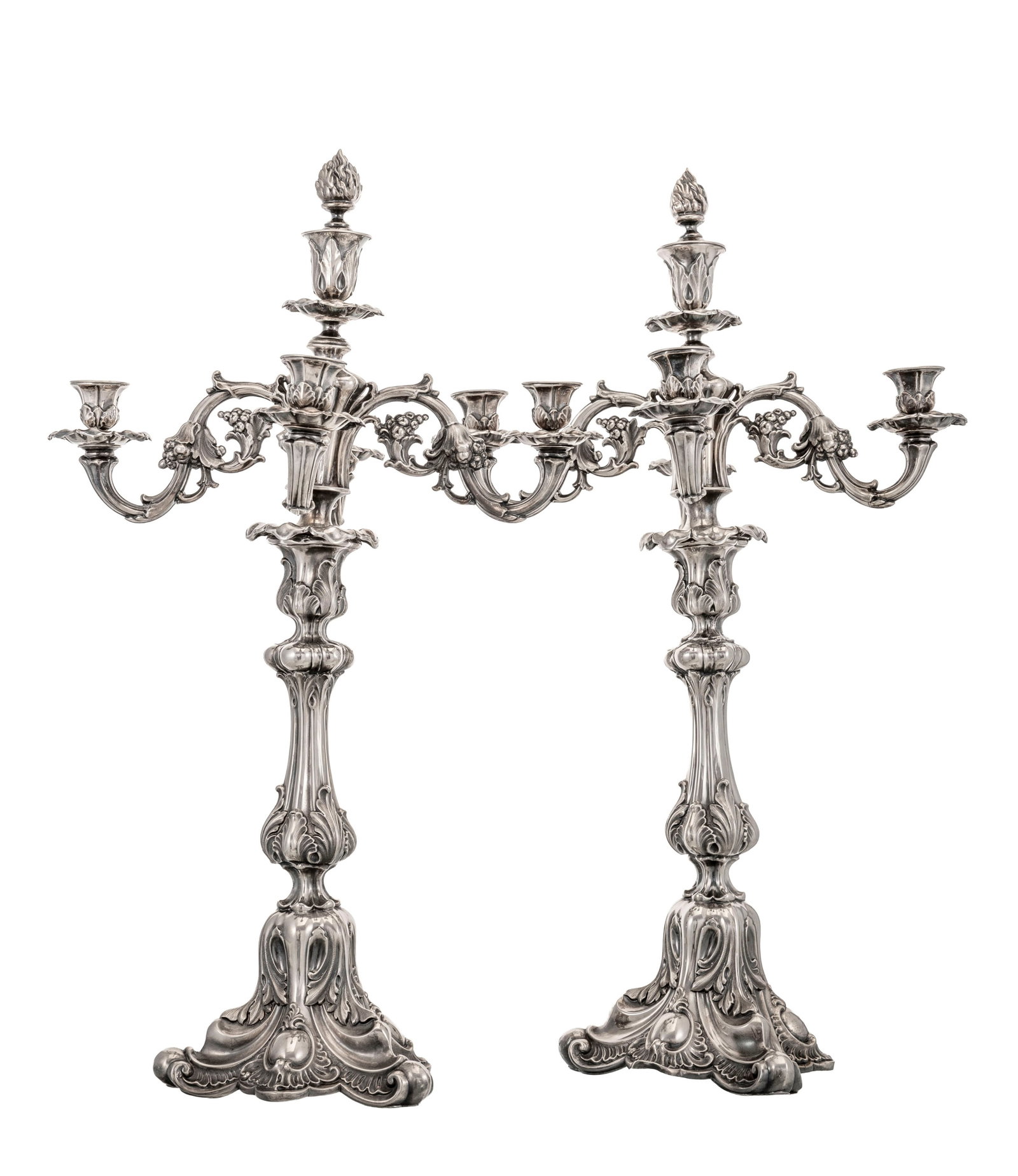 Paire de candélabres à 4 bras de lumière et 1 feu central en argent, à déco: Paire de candélabres à 4 bras de lumière et 1 feu central en argent, à décor de feuillage, probablement fin XIXe s., h. 60 cm, lestés, net 1400g Condition restauration