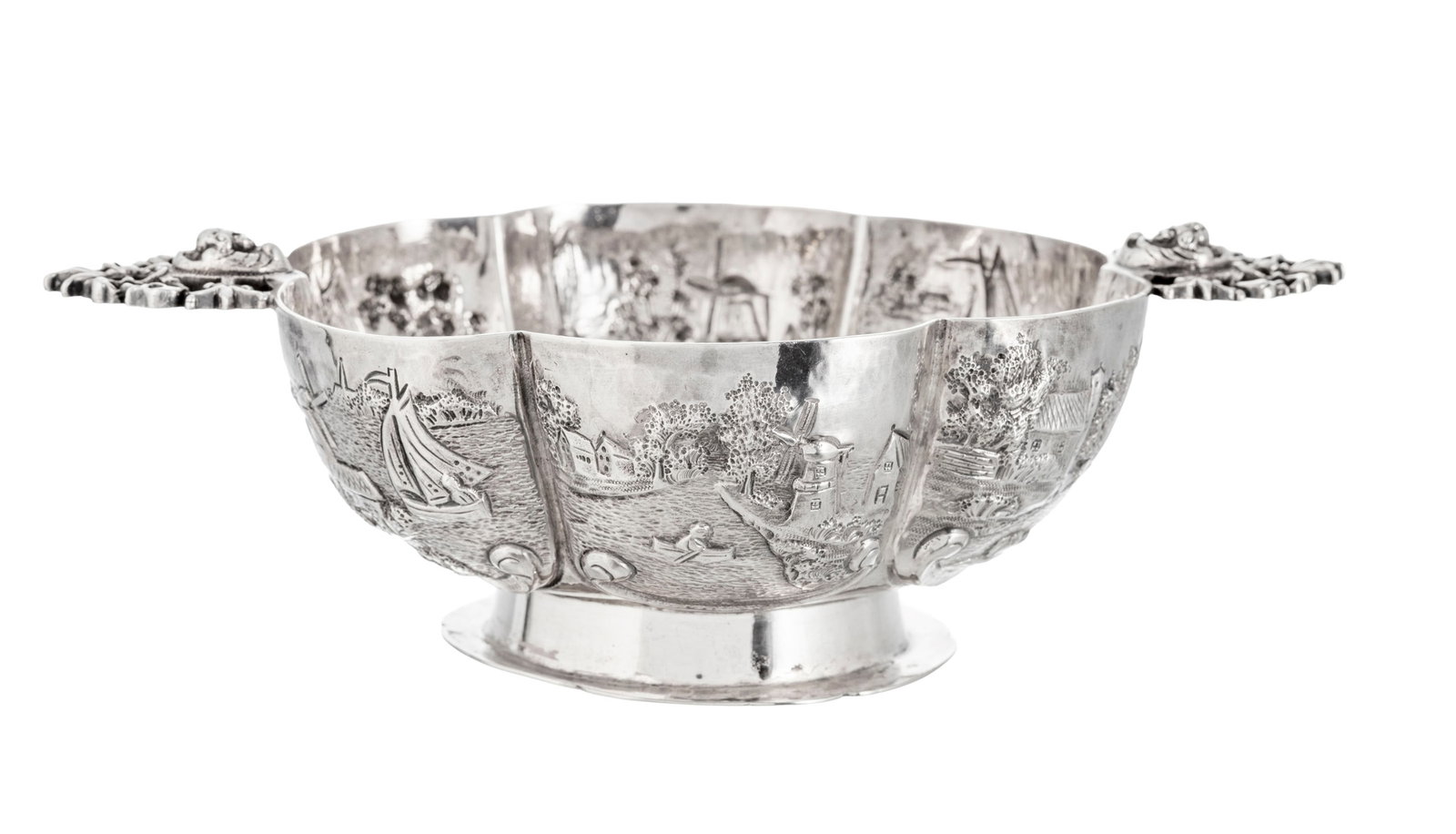 Coupe sur talon à anses en argent, pseudo poinçons hollandais XVIIIe s., à décor: Coupe sur talon à anses en argent, pseudo poinçons hollandais XVIIIe s., à décor repoussé de moulins et bateaux, h. 5,5 cm, 185g