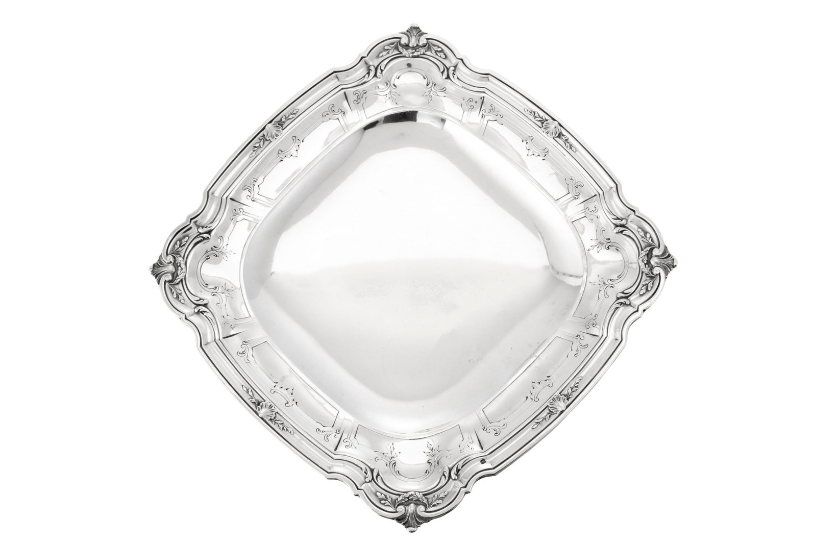 Présentoir quadripode en argent Minerve 1er titre, par Edmond Tétard, Paris, fin XIXe-d: Présentoir quadripode en argent Minerve 1er titre, par Edmond Tétard, Paris, fin XIXe-début XXe s., à décor de coquilles, volutes et feuilles d'acanthe, diam. 23,8 cm, 600g