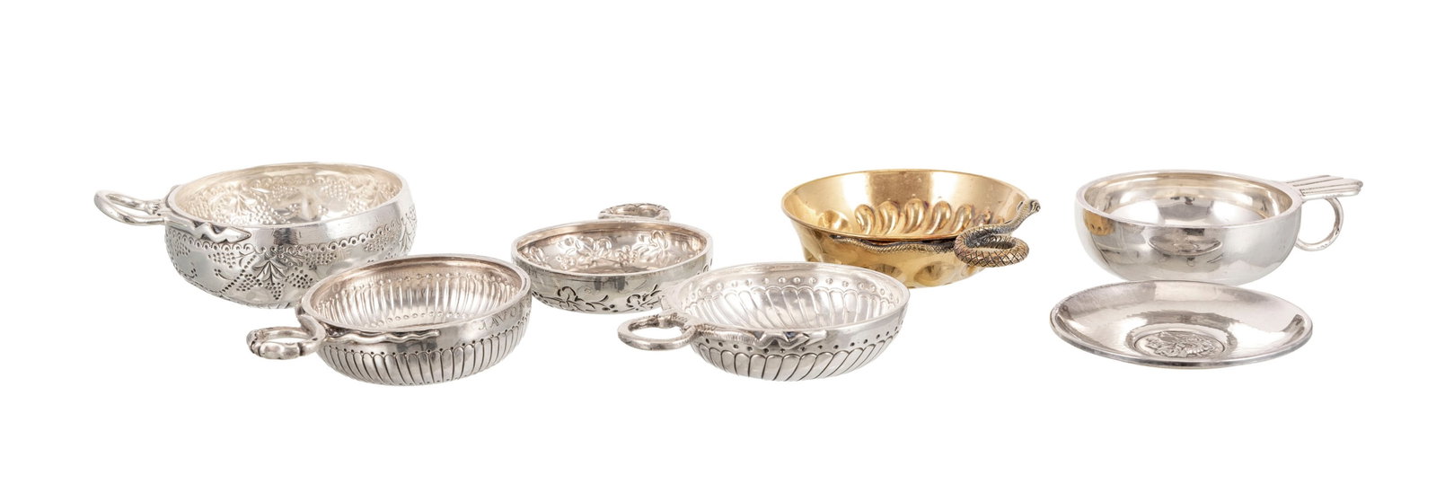 Ensemble de 6 tastevins en argent et vermeil, XVIIIe, Minerve 1er et 800 Italie, XXe s. et 1 coupell: Ensemble de 6 tastevins en argent et vermeil, XVIIIe, Minerve 1er et 800 Italie, XXe s. et 1 coupelle en argent et laiton avec profil antique par Lalaounis, net 605g