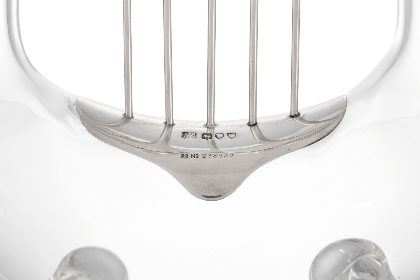 Claret en forme de lyre d'époque Victorienne en argent et verre, par Hukin & Heath, Londres, 18 - 5