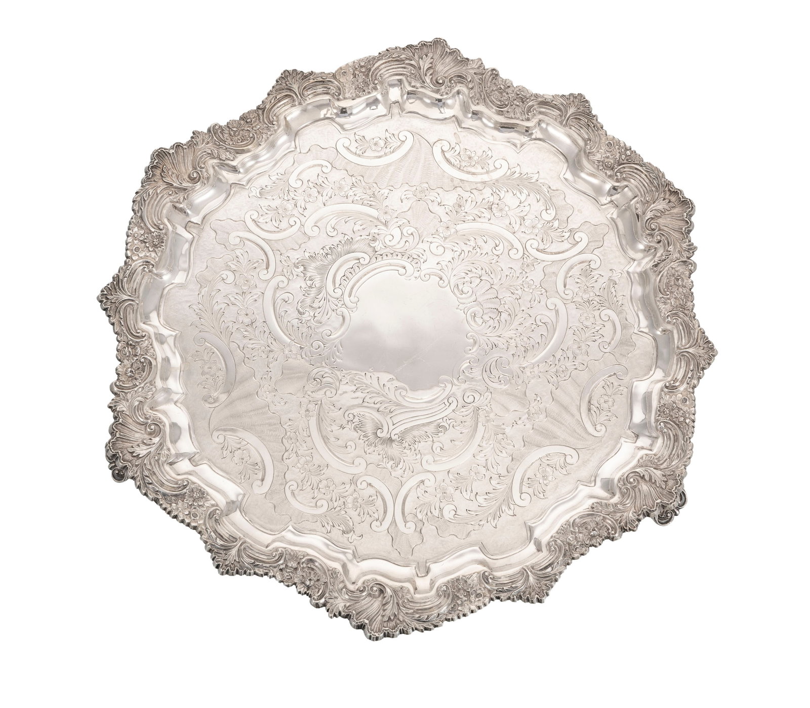 Plateau de présentation d'époque Victorienne en argent, par Thomas Bradbury & Sons, Londre: Plateau de présentation d'époque Victorienne en argent, par Thomas Bradbury & Sons, Londres, 1899, à riche décor de volutes et feuillage, gravé d'une inscription au revers,
