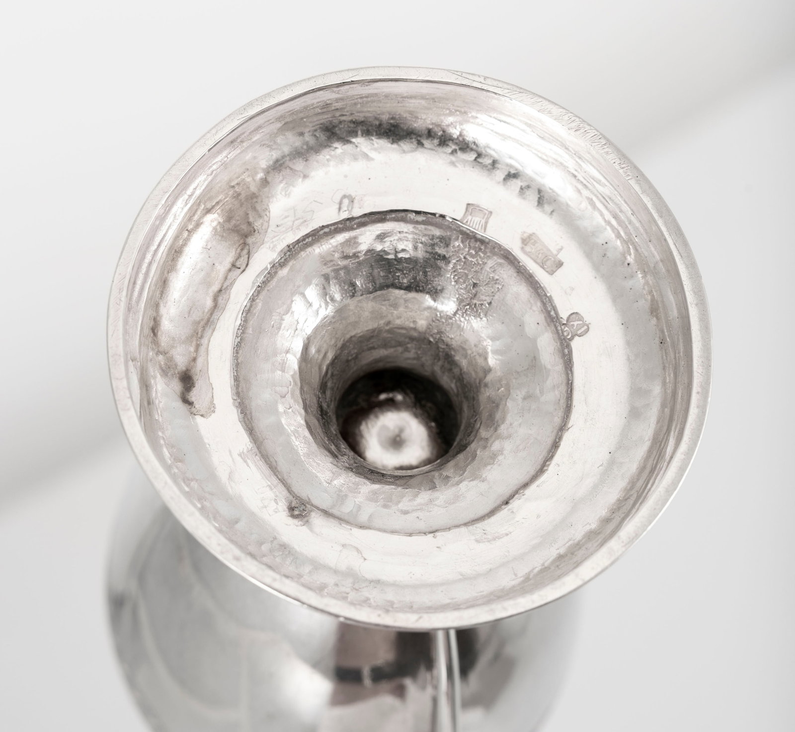 Pot à eau en argent, par Bessière & Cie, Lausanne, fin XVIIIe s., à décor d'entr - 3