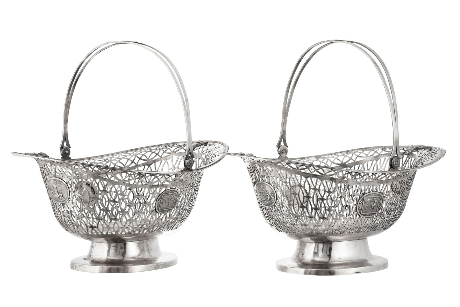 Paire de paniers ajourés en argent, par Karl Ferdinand Tautenhahn, Augsbourg, fin XVIIIe s., &#: Paire de paniers ajourés en argent, par Karl Ferdinand Tautenhahn, Augsbourg, fin XVIIIe s., à décor en médaillons à l'antique et bustes de sphinx, long. 31 cm, 1445g