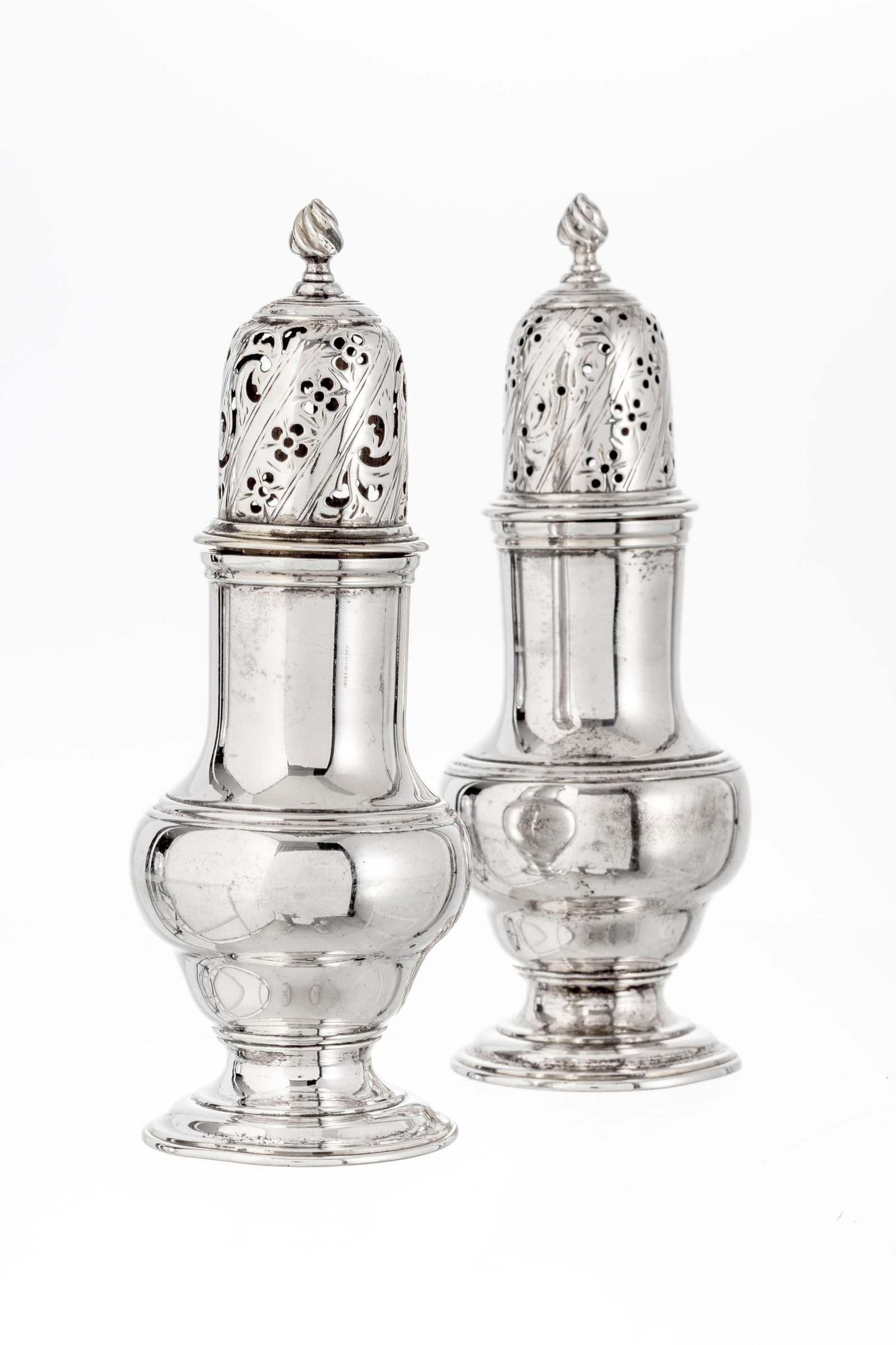 Ensemble d'1 nécessaire à condiments en argent et verre, Londres, XVIIIe s. et 1 petit pla - 5