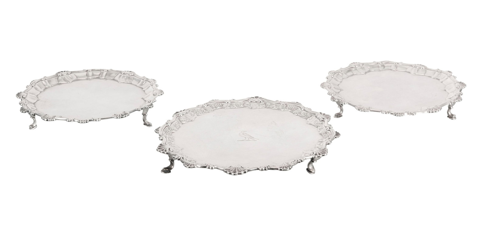 Ensemble de 3 plateaux présentoirs tripodes en argent, probablement par Ebenezer Coker et Thoma: Ensemble de 3 plateaux présentoirs tripodes en argent, probablement par Ebenezer Coker et Thomas Hannam (or Hammond) & John Carter, Londres, 1765 et 1766, la bordure à décor de
