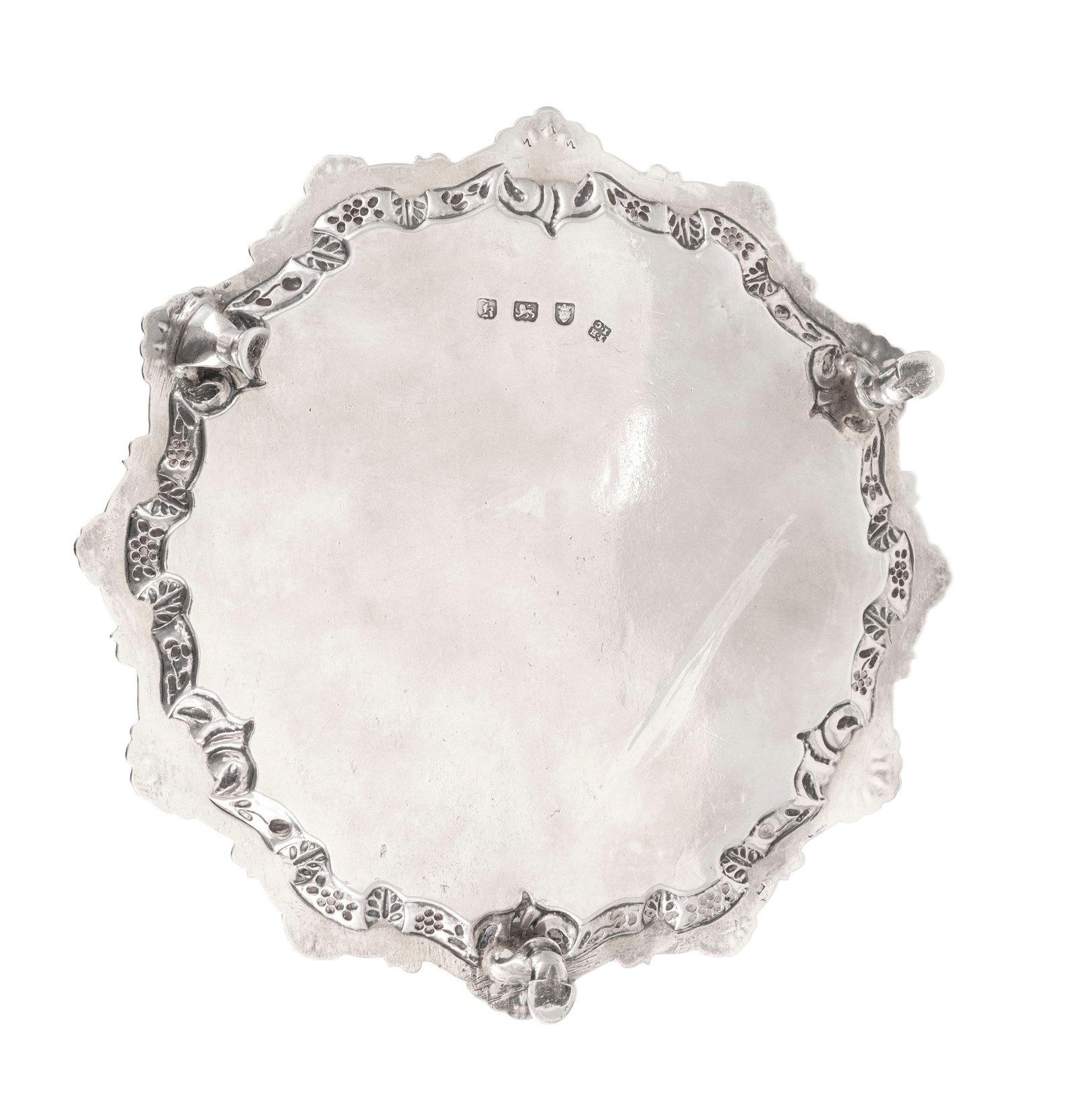 Ensemble de 3 plateaux présentoirs tripodes en argent, probablement par Ebenezer Coker et Thoma - 5