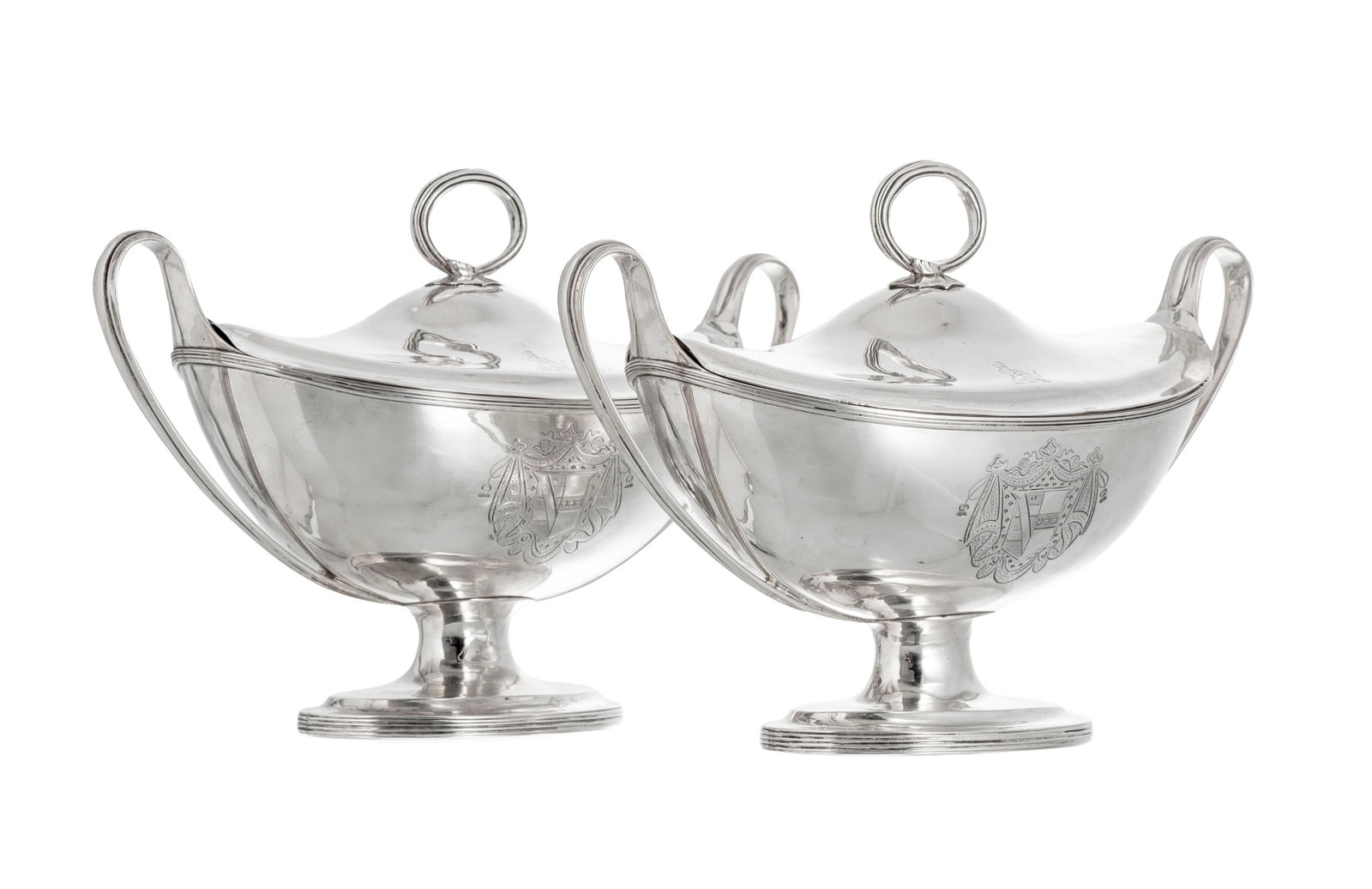 Paire de saucières d'époque George III en argent, Londres, 1798, gravées d'armoiries : Paire de saucières d'époque George III en argent, Londres, 1798, gravées d'armoiries et léopards héraldiques, h. 16 cm, 1070g Condition présence de microrayures dues