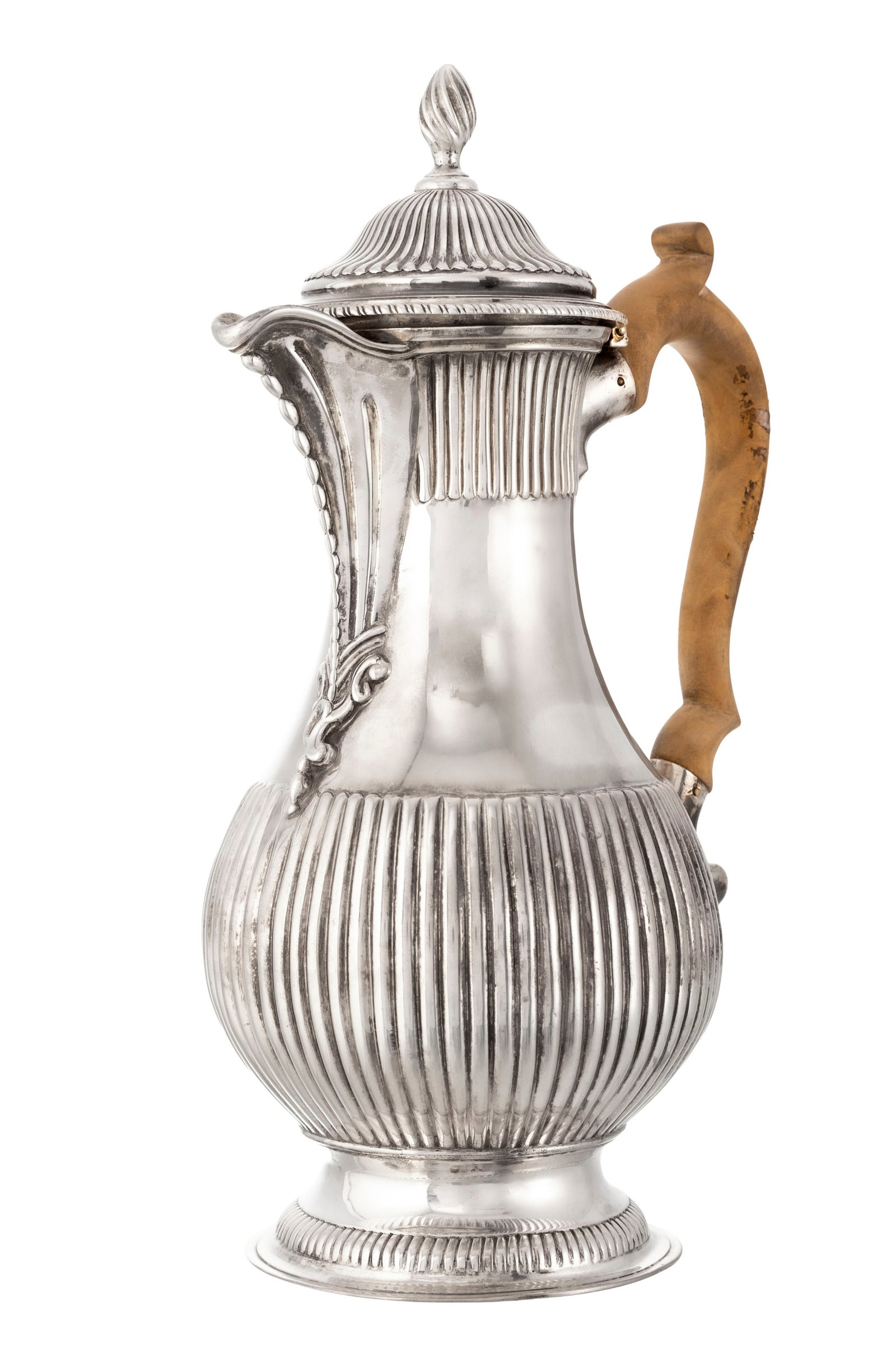 Verseuse en argent, par Charles Wright, Londres, 1770, à décor de godrons, l'anse volute e: Verseuse en argent, par Charles Wright, Londres, 1770, à décor de godrons, l'anse volute en bois naturel, intérieur en vermeil, h. 27 cm, 670g Pour ce lot, la TVA due par l'acheteur est