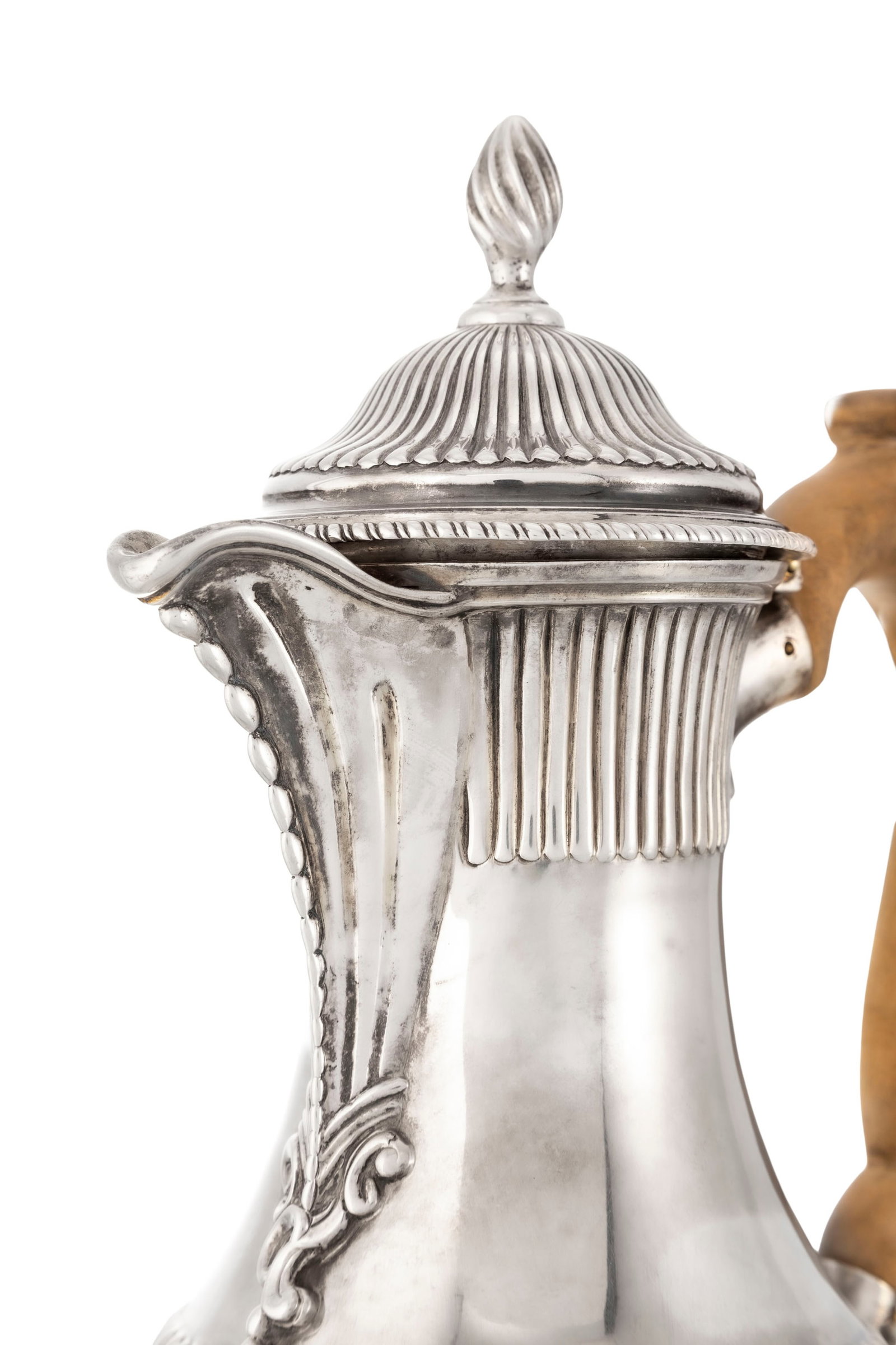 Verseuse en argent, par Charles Wright, Londres, 1770, à décor de godrons, l'anse volute e - 2