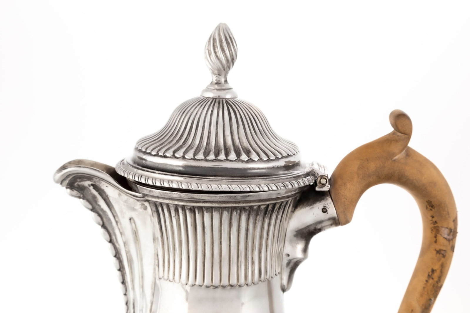 Verseuse en argent, par Charles Wright, Londres, 1770, à décor de godrons, l'anse volute e - 3