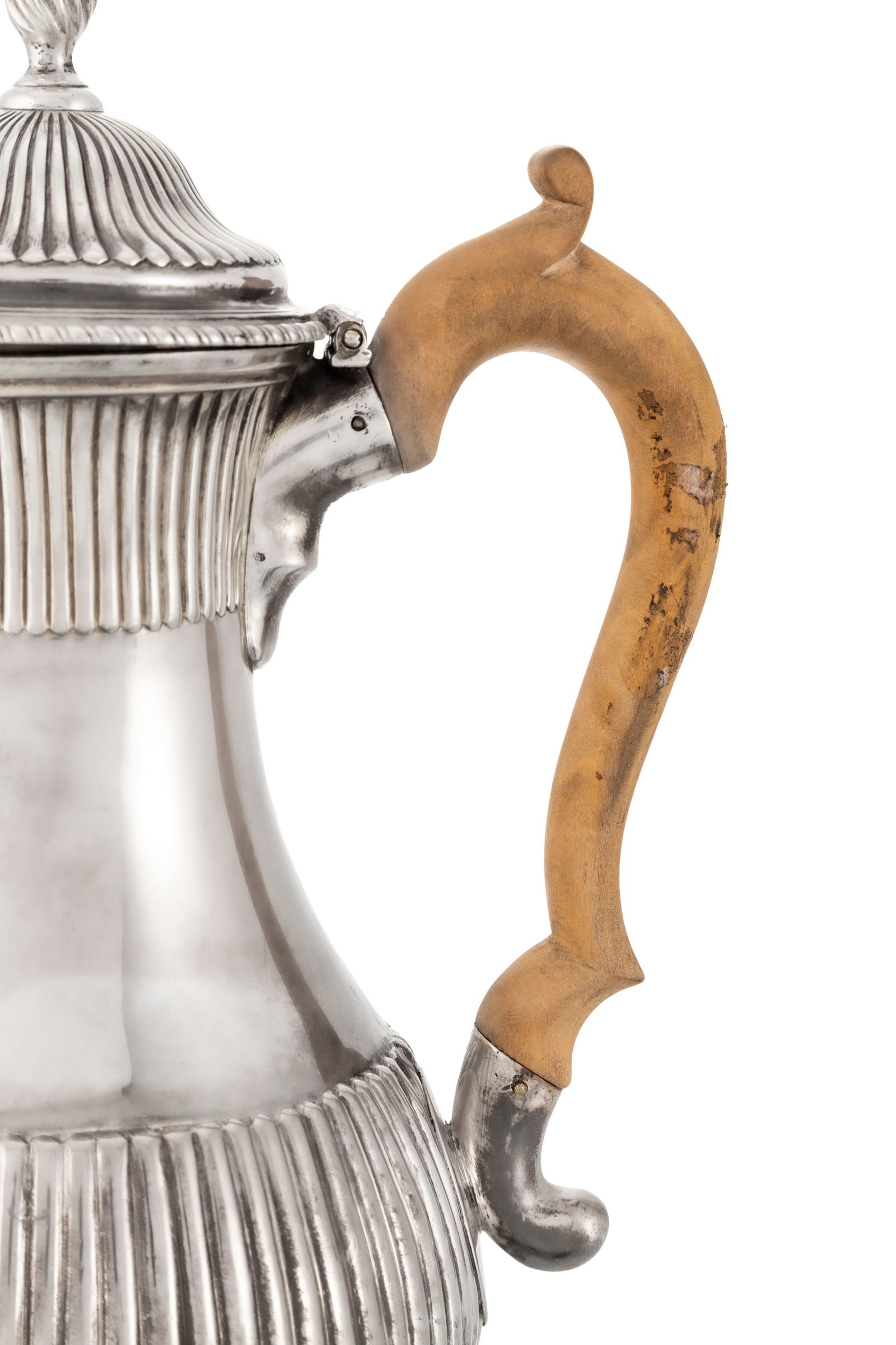 Verseuse en argent, par Charles Wright, Londres, 1770, à décor de godrons, l'anse volute e - 4
