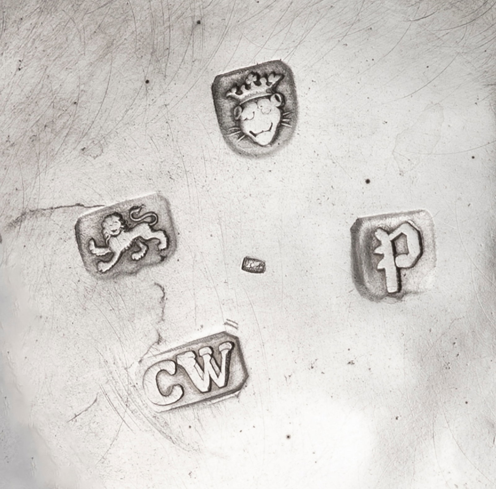 Verseuse en argent, par Charles Wright, Londres, 1770, à décor de godrons, l'anse volute e - 6