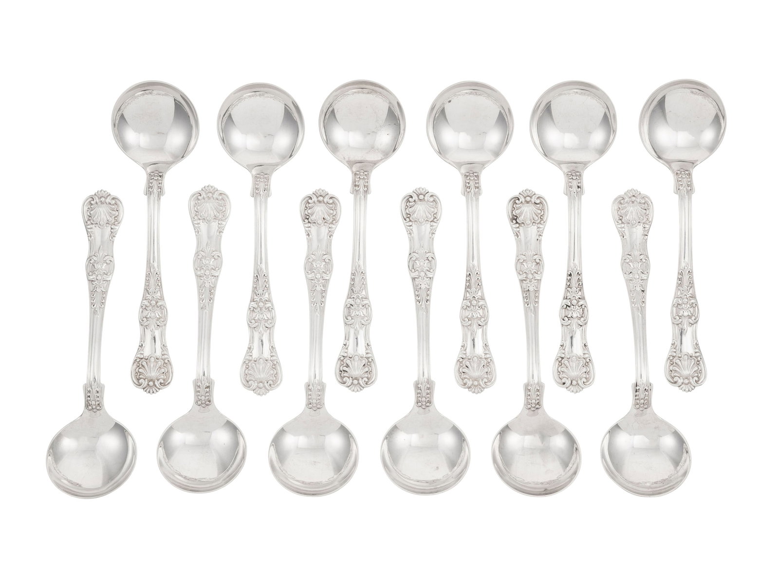 Tiffany & Co. Suite de 12 cuillers en argent Sterling, New York, le manche coquille, 455g: Tiffany & Co. Suite de 12 cuillers en argent Sterling, New York, le manche coquille, 455g Pour ce lot, la TVA due par l'acheteur est calculée sur le prix d'adjudication augmenté de l'éc