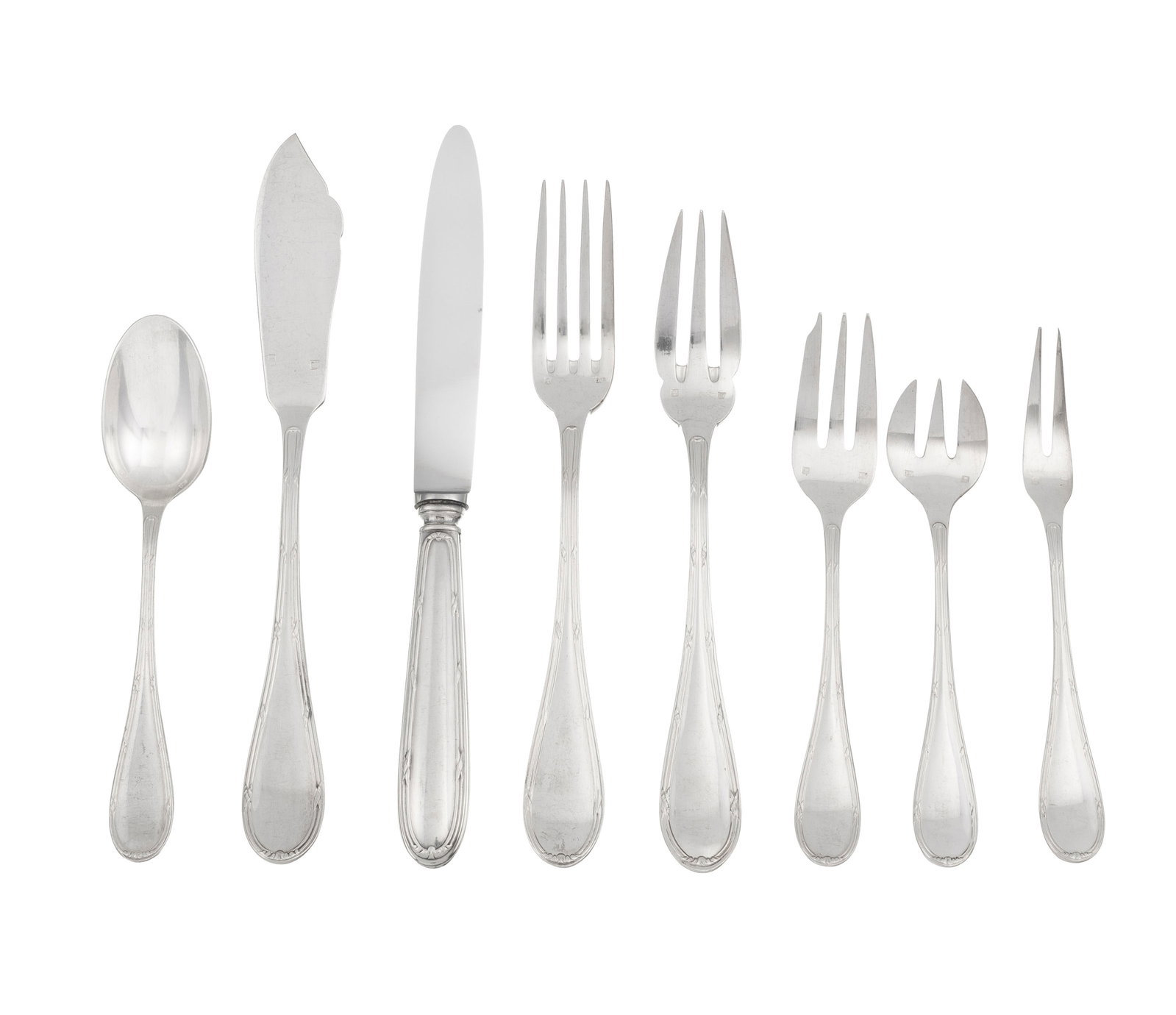Ménagère en métal argenté, modèle Rubans, comprenant 112 pièces: 12 fo: Ménagère en métal argenté, modèle Rubans, comprenant 112 pièces: 12 fourchettes, 11 cuillers et 12 couteaux à entremets, 12 fourchettes et 12 couteaux à
