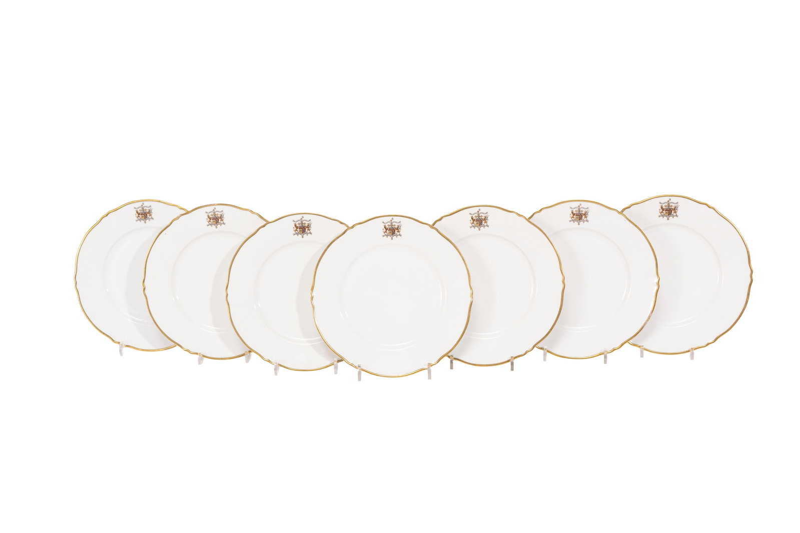 Ensemble de 12 assiettes en porcelaine blanche, marque Jules Etienne, Paris, à bordure or et ma: Ensemble de 12 assiettes en porcelaine blanche, marque Jules Etienne, Paris, à bordure or et marli avec armoiries, diam. 25 cm Condition manques à la dorure