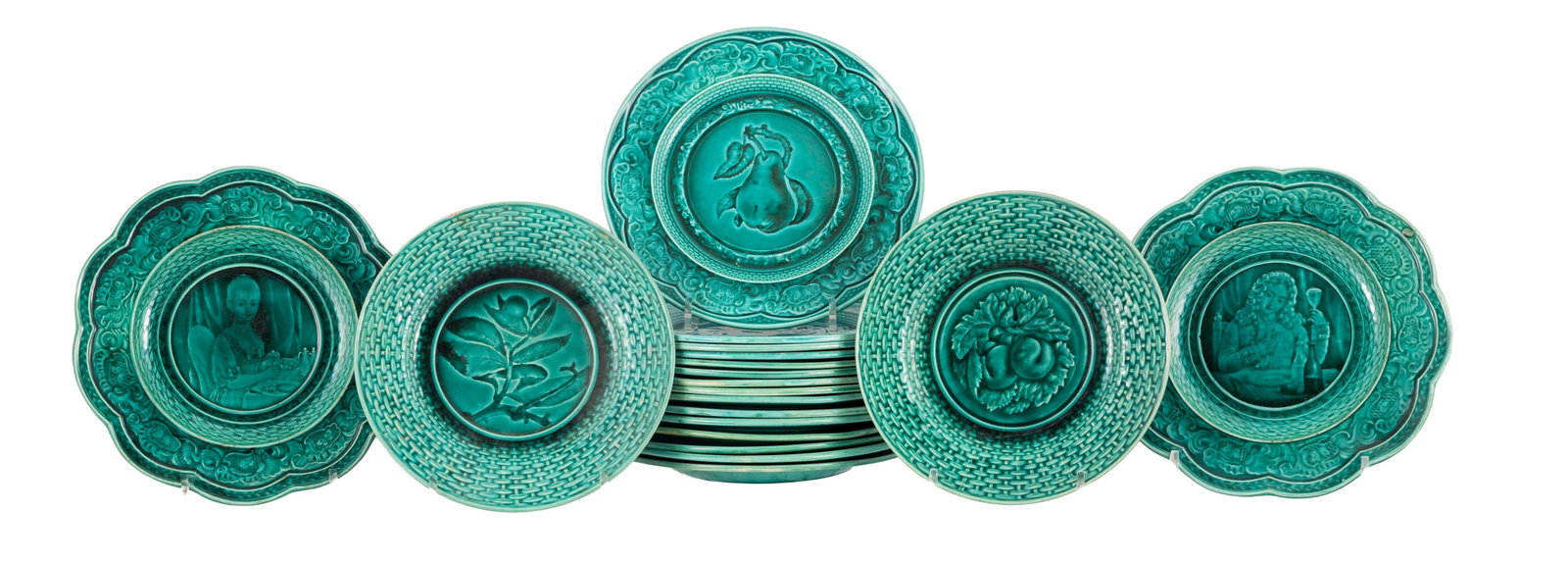 Ensemble de 19 assiettes en faïence fine à glaçure verte, Alexis du Tremblay et Rubel: Ensemble de 19 assiettes en faïence fine à glaçure verte, Alexis du Tremblay et Rubelles, XIXe s., à décor aux émaux ombrants de personnages et fruits, 3 modèles,