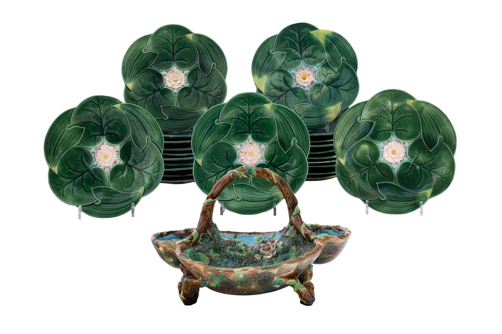 Ensemble de 23 assiettes et 1 centre de table nénuphars en majolique anglaise, XXe s., diam. 22: Ensemble de 23 assiettes et 1 centre de table nénuphars en majolique anglaise, XXe s., diam. 22 cm, long. 29,5 cm