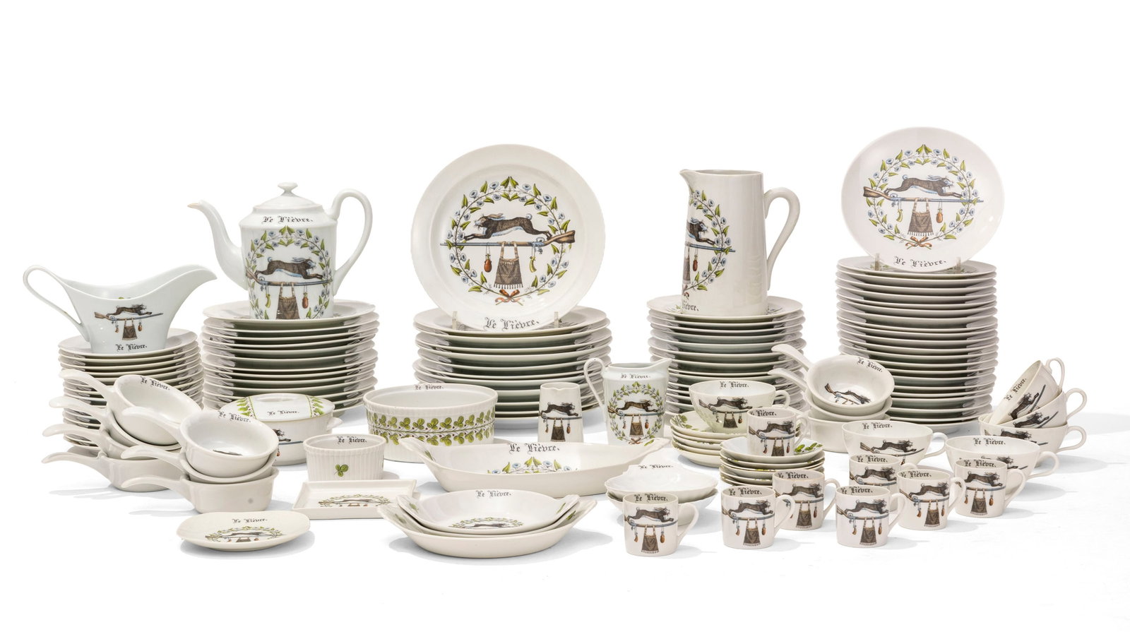Limoges et Auteuil. Service à dîner en porcelaine, à décor de lièvre, compr: Limoges et Auteuil. Service à dîner en porcelaine, à décor de lièvre, comprenant 101 pièces: 12 assiettes à dîner, 12 assiettes à entremets, 36 assiettes