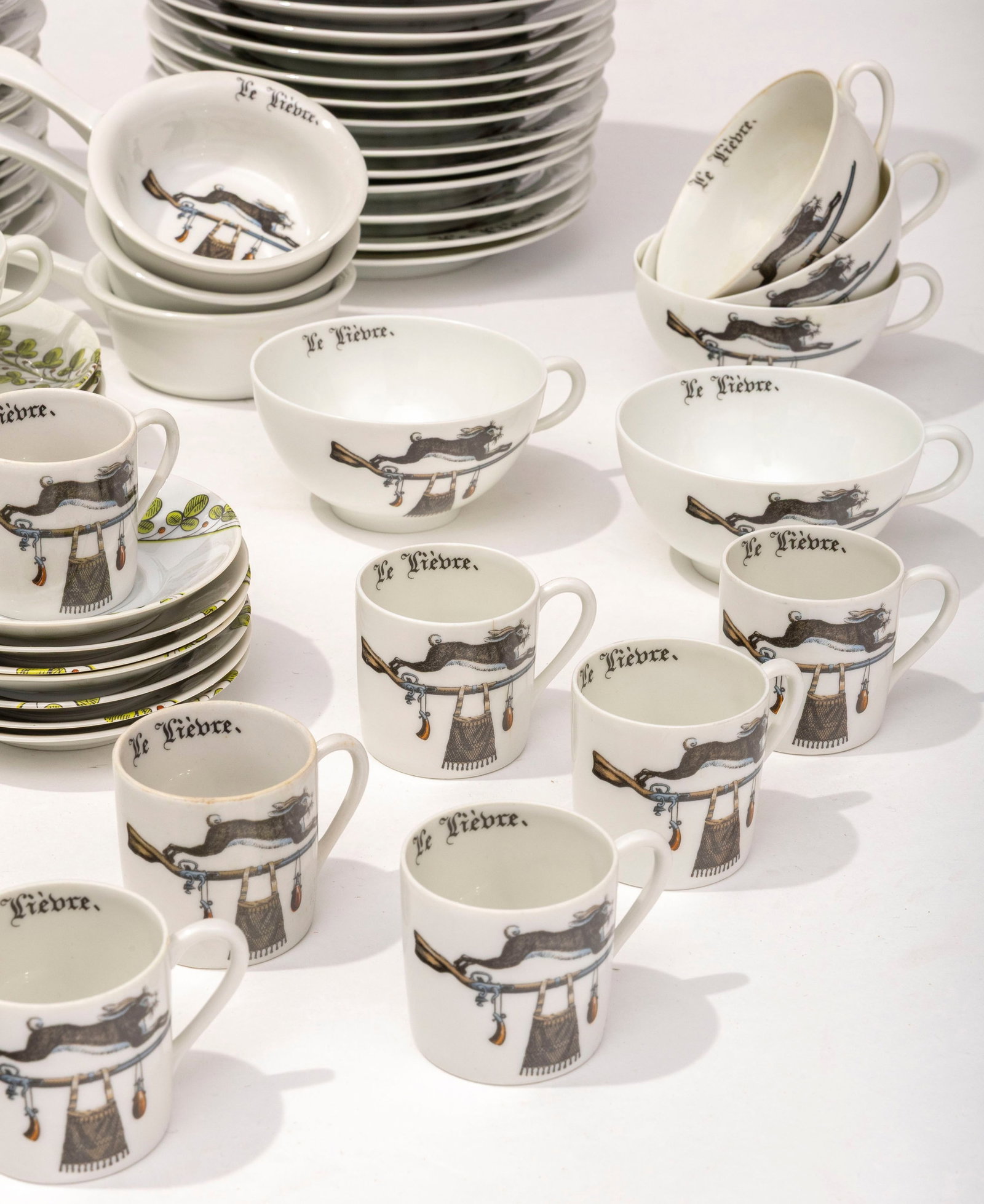 Limoges et Auteuil. Service à dîner en porcelaine, à décor de lièvre, compr - 3