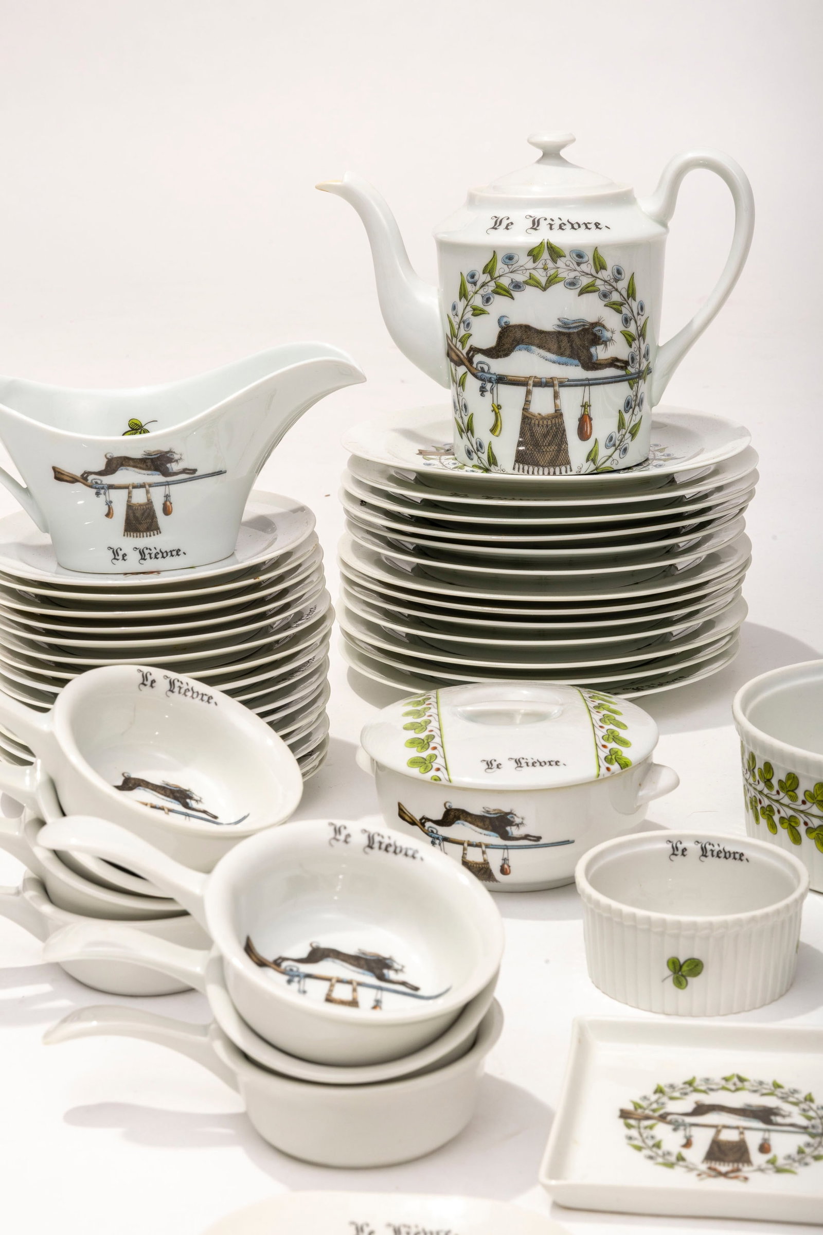 Limoges et Auteuil. Service à dîner en porcelaine, à décor de lièvre, compr - 4
