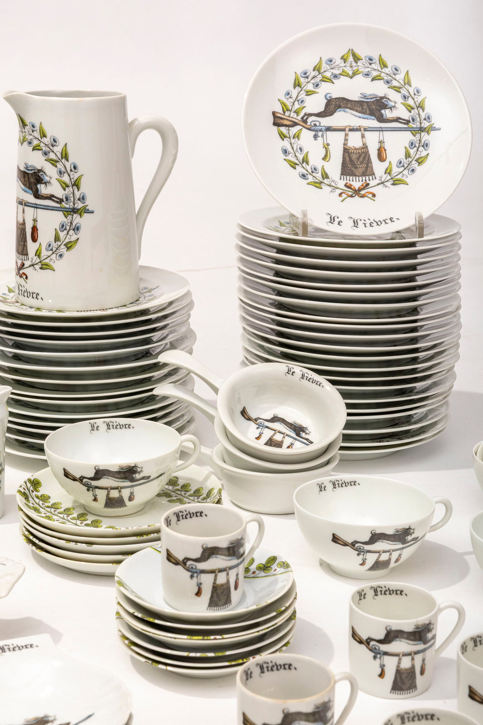 Limoges et Auteuil. Service à dîner en porcelaine, à décor de lièvre, compr - 5