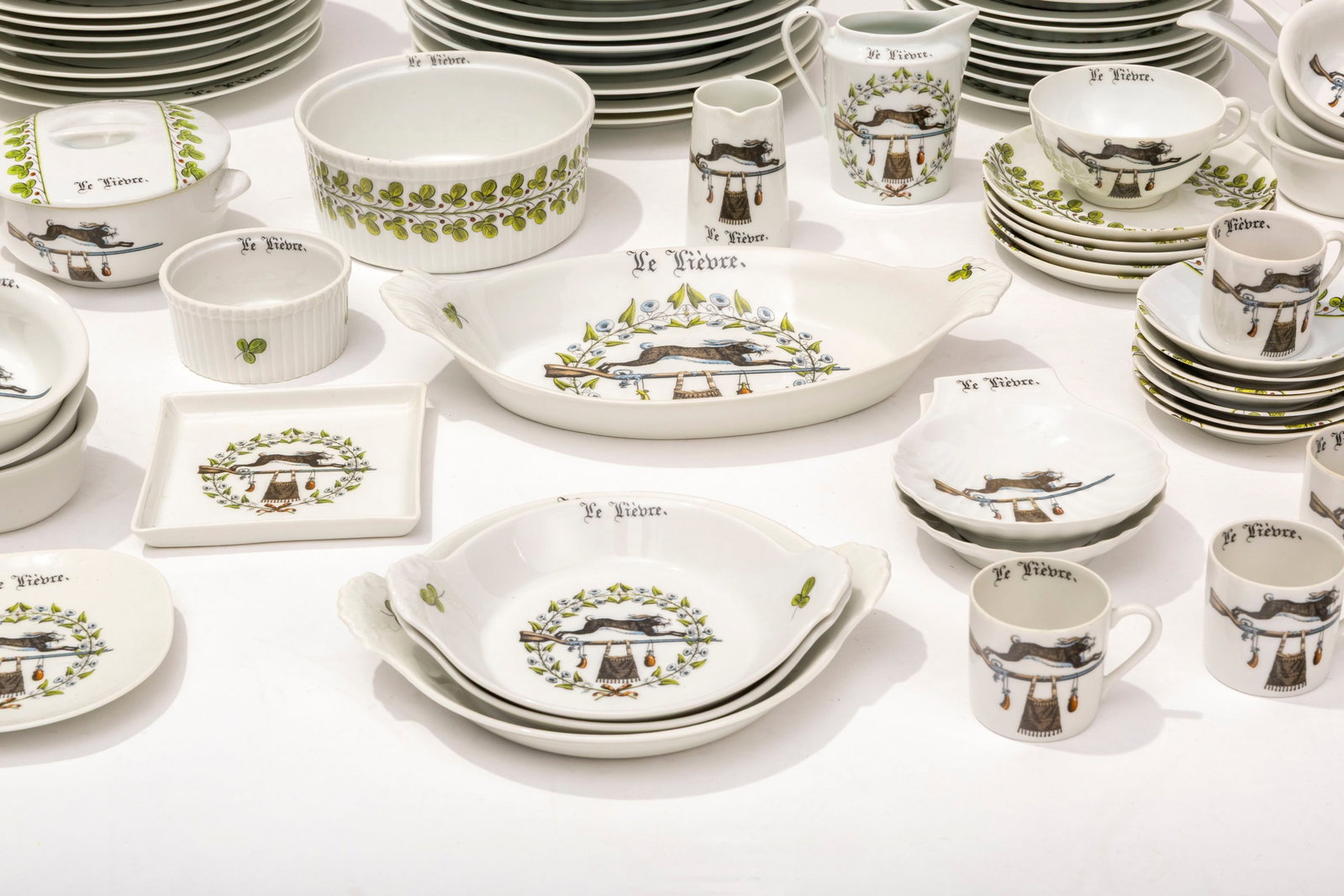 Limoges et Auteuil. Service à dîner en porcelaine, à décor de lièvre, compr - 6