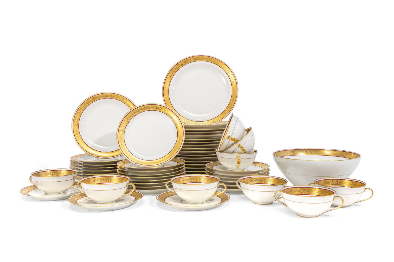 Limoges. Partie de service à dîner en porcelaine, à décor or et liseré bord: Limoges. Partie de service à dîner en porcelaine, à décor or et liseré bordeaux, comprenant 42 pièces: 16 assiettes à dîner, 8 assiettes à entremets, 1