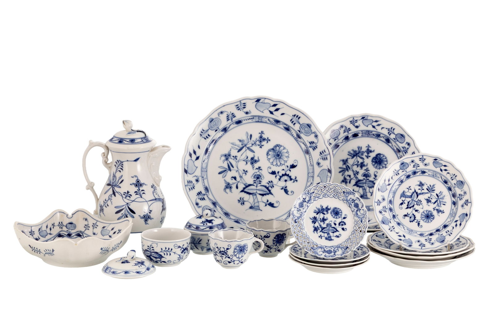 Meissen. Partie de service en porcelaine, modèle Zwiebelmuster, XXe s., comprenant 18 pièc: Meissen. Partie de service en porcelaine, modèle Zwiebelmuster, XXe s., comprenant 18 pièces: 3 assiettes à dîner, 2 assiettes à entremets, 2 assiettes à dessert, 3