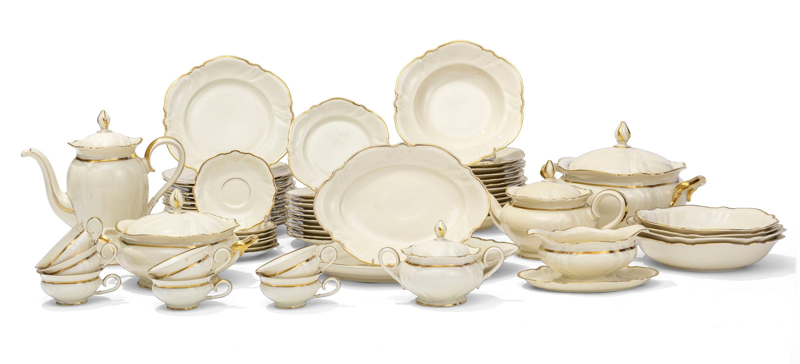 Rosenthal. Service à dîner en porcelaine, modèle 2072, liseré or, comprenant 53 : Rosenthal. Service à dîner en porcelaine, modèle 2072, liseré or, comprenant 53 pièces: 12 assiettes à dîner, 1 soupière, 1 légumier, 1 cafetière, 1 s