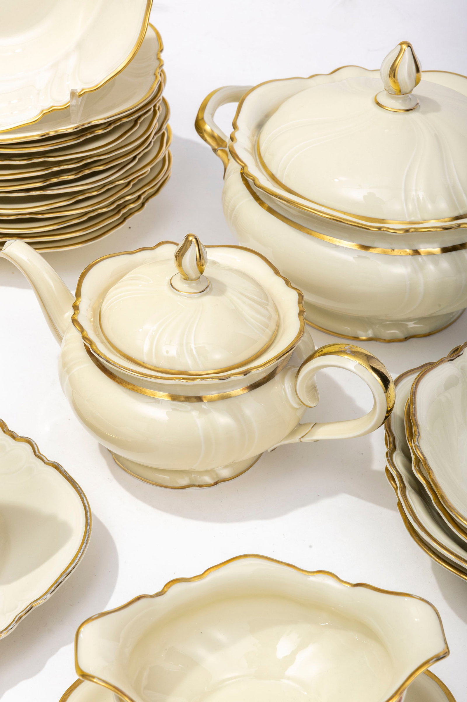 Rosenthal. Service à dîner en porcelaine, modèle 2072, liseré or, comprenant 53  - 3