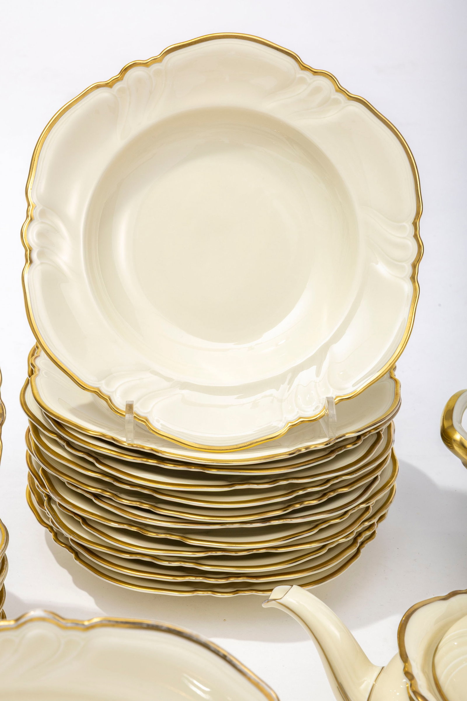 Rosenthal. Service à dîner en porcelaine, modèle 2072, liseré or, comprenant 53  - 4