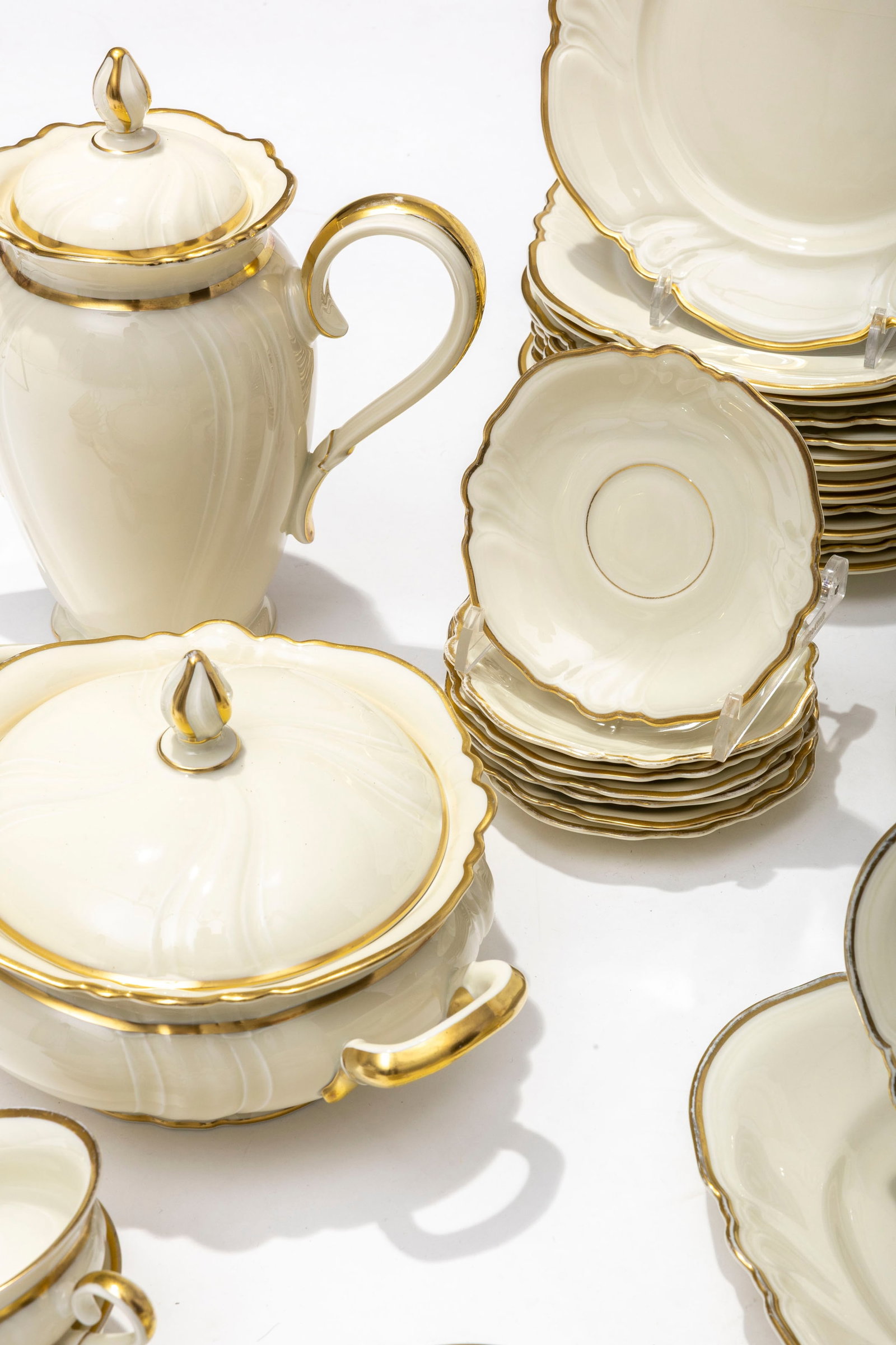Rosenthal. Service à dîner en porcelaine, modèle 2072, liseré or, comprenant 53  - 5