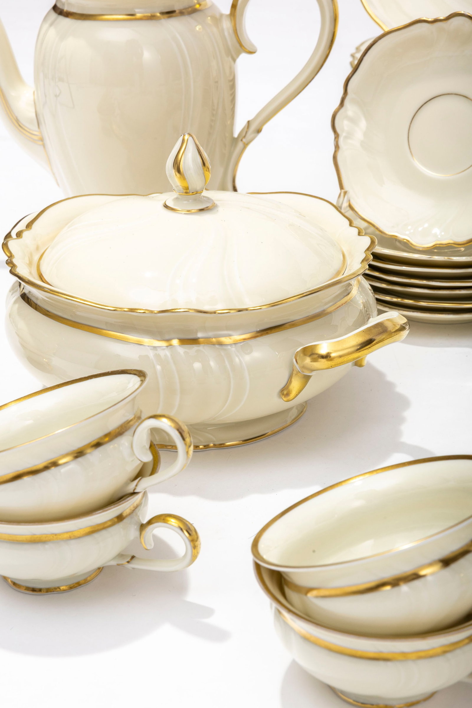 Rosenthal. Service à dîner en porcelaine, modèle 2072, liseré or, comprenant 53  - 6