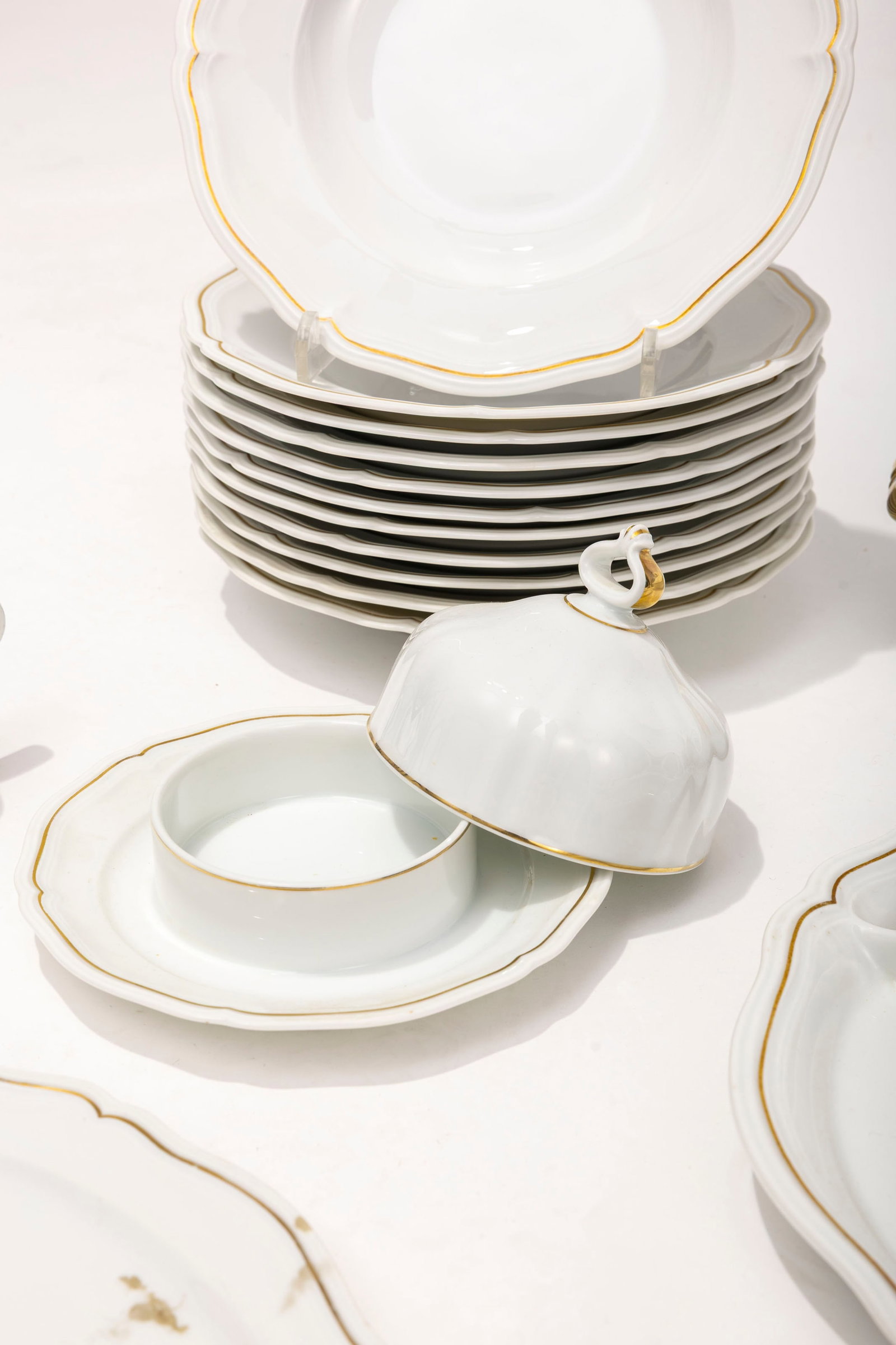 Rosenthal. Partie de service en porcelaine, modèle Chippendale, liseré or, comprenant 48 p - 3
