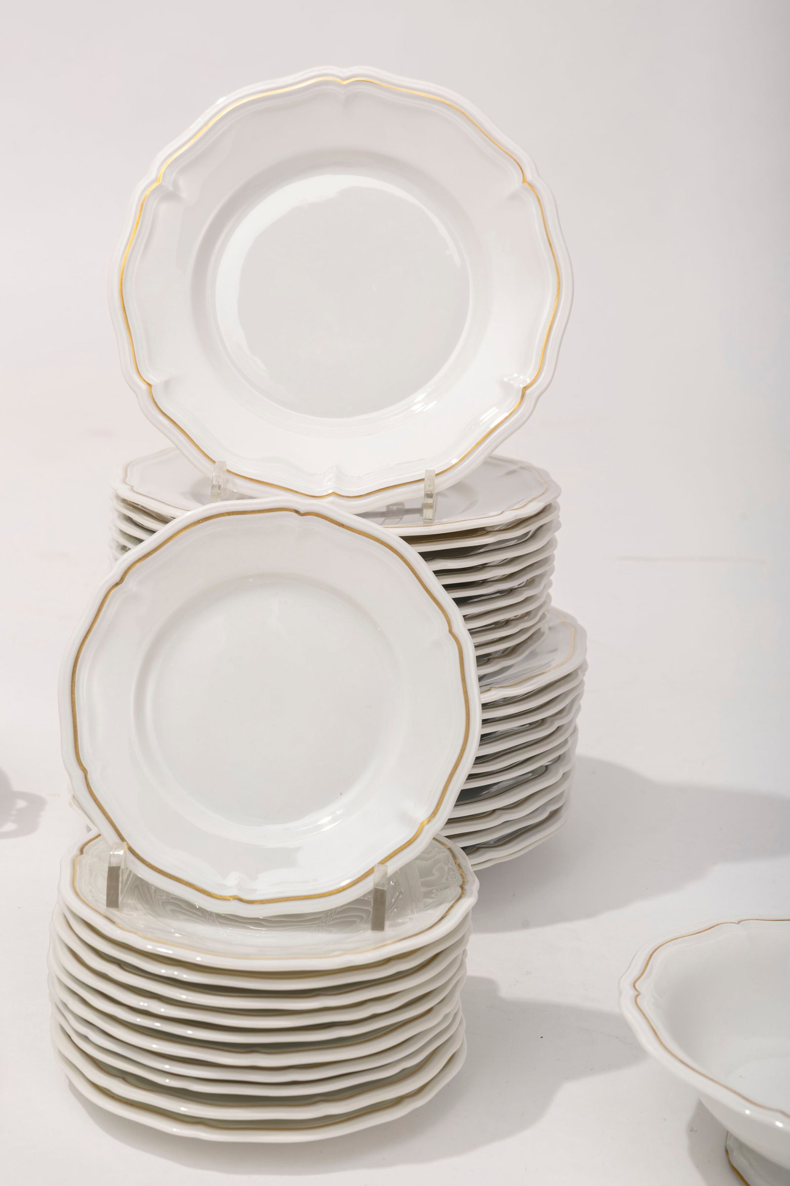 Rosenthal. Partie de service en porcelaine, modèle Chippendale, liseré or, comprenant 48 p - 4