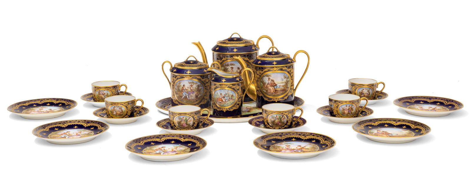 Sèvres dans le goût de. Service à thé et à café en porcelaine, XXe s.,: Sèvres dans le goût de. Service à thé et à café en porcelaine, XXe s., pour 6 personnes, à décor de scènes galantes en réserve de décor