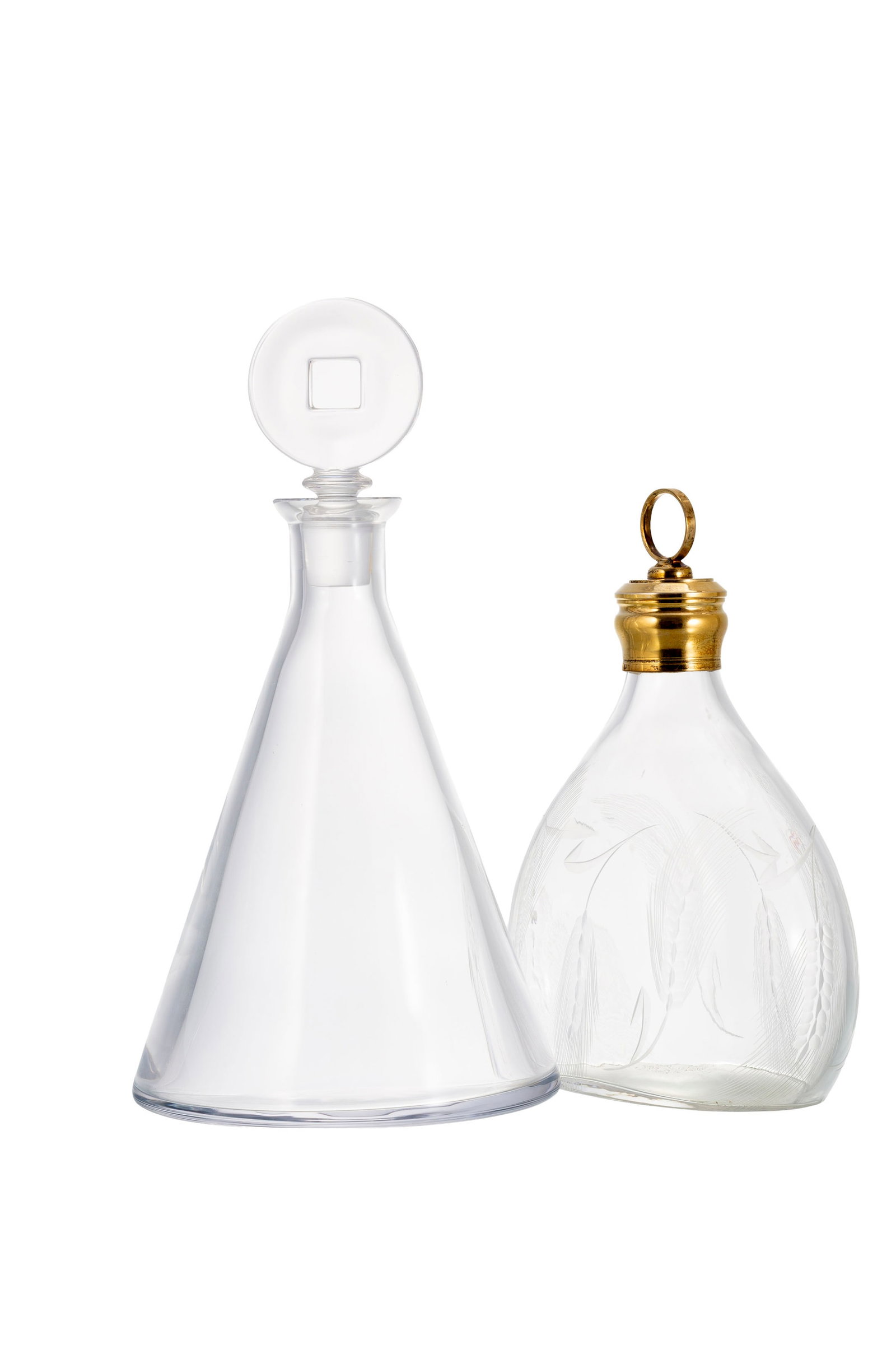 Ensemble de 2 carafes en verre et cristal, 1 cachet Sèvres et l'autre avec monture en vermeil 1: Ensemble de 2 carafes en verre et cristal, 1 cachet Sèvres et l'autre avec monture en vermeil 1er titre, h. 22,5 et 30 cm