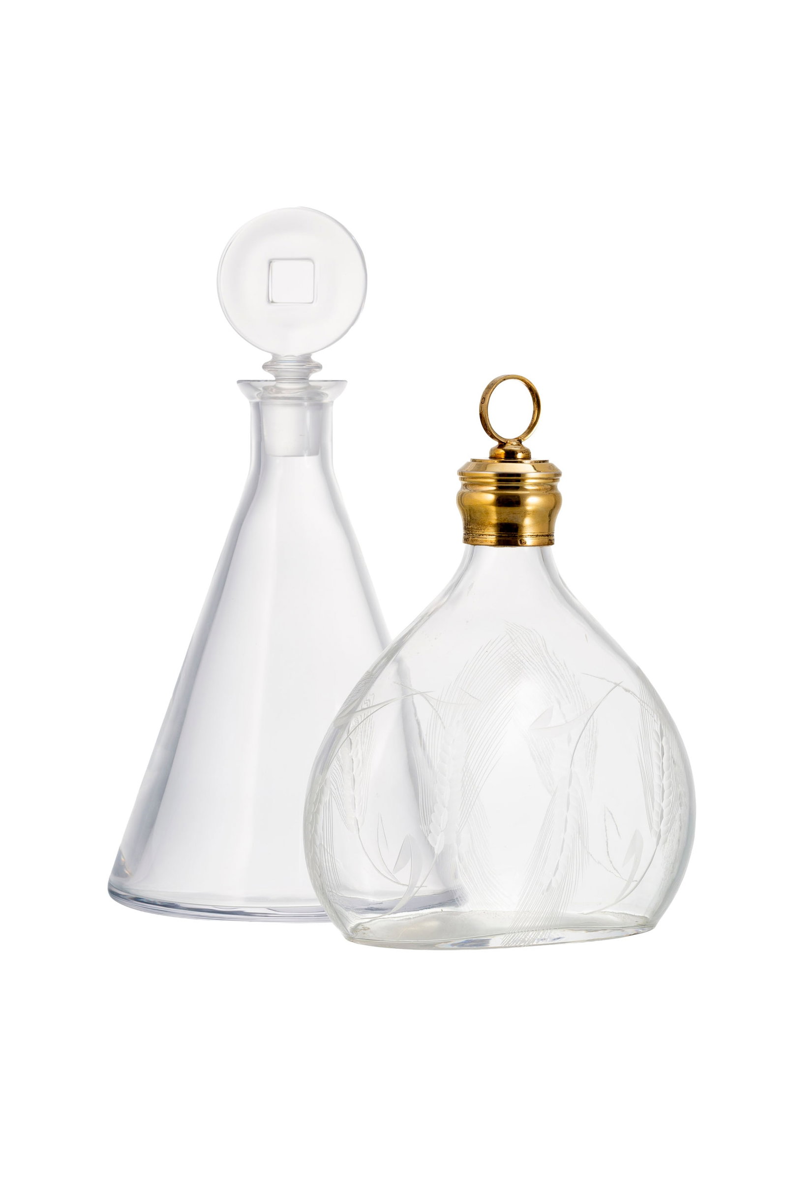 Ensemble de 2 carafes en verre et cristal, 1 cachet Sèvres et l'autre avec monture en vermeil 1 - 2