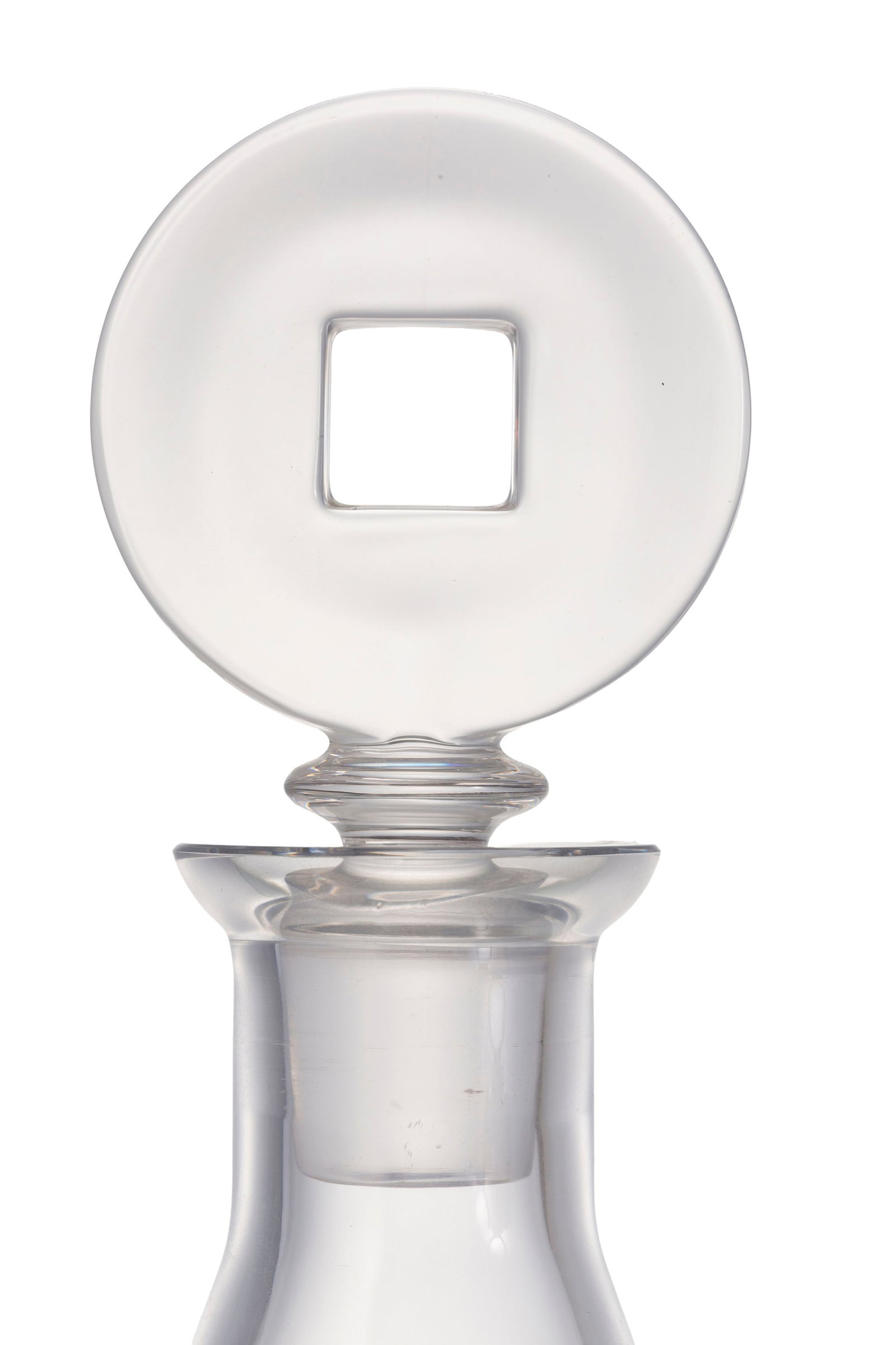 Ensemble de 2 carafes en verre et cristal, 1 cachet Sèvres et l'autre avec monture en vermeil 1 - 3